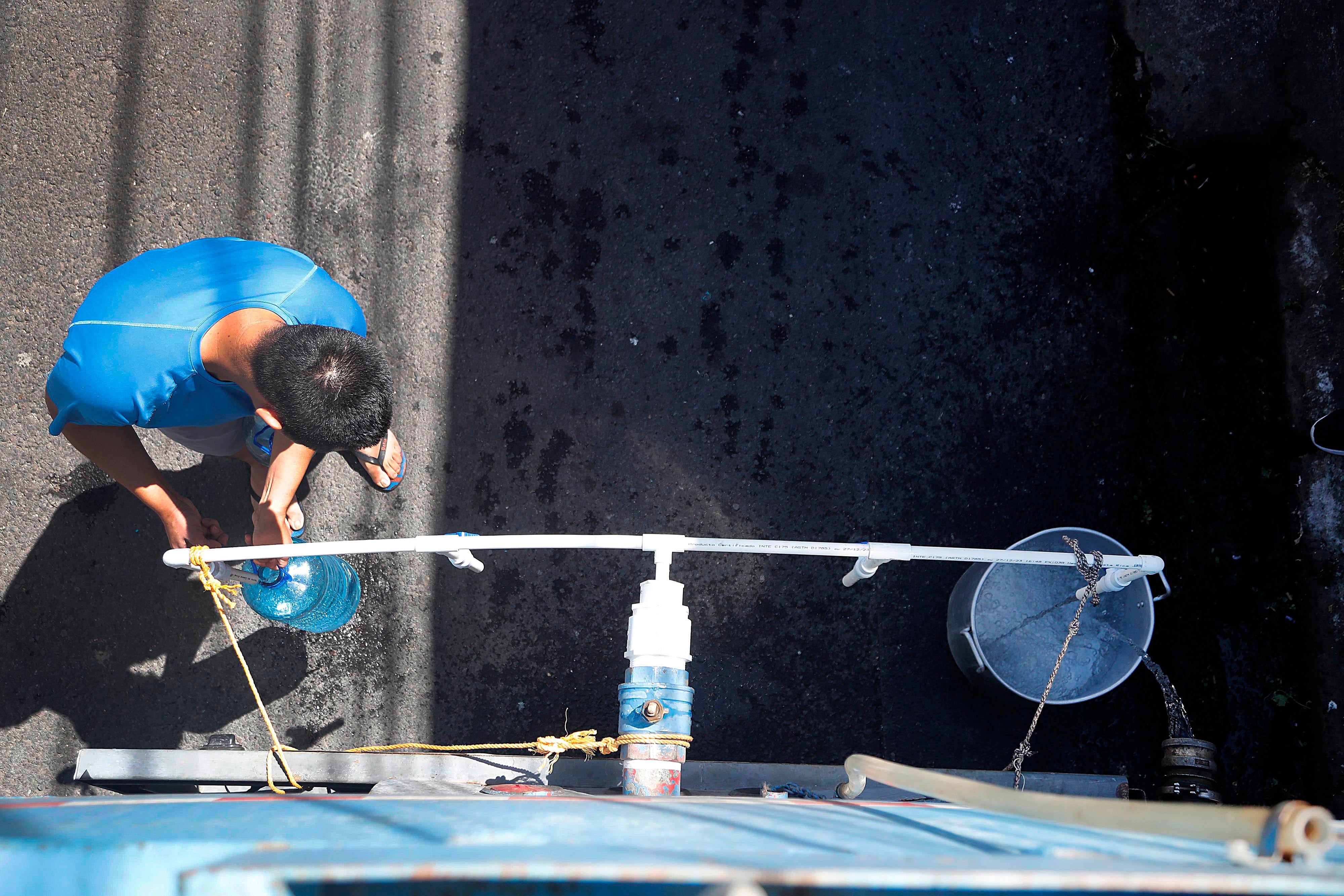 0/01/2024     Cinco Esquinas de Tibás, barrio San Gabriel Sur. Un camión cisterna contratado por Acueductos y Alcantarillados (AyA) repartió agua potable este martes por la mañana. Hombres, mujeres y niños de todas las edades se acercaron botellas, bidones, tarros y ollas para recoger agua ante la crisis que se vive por la contaminación del líquido con algún hidrocarburo hasta ahora desconocido. Foto: Rafael Pacheco Granados