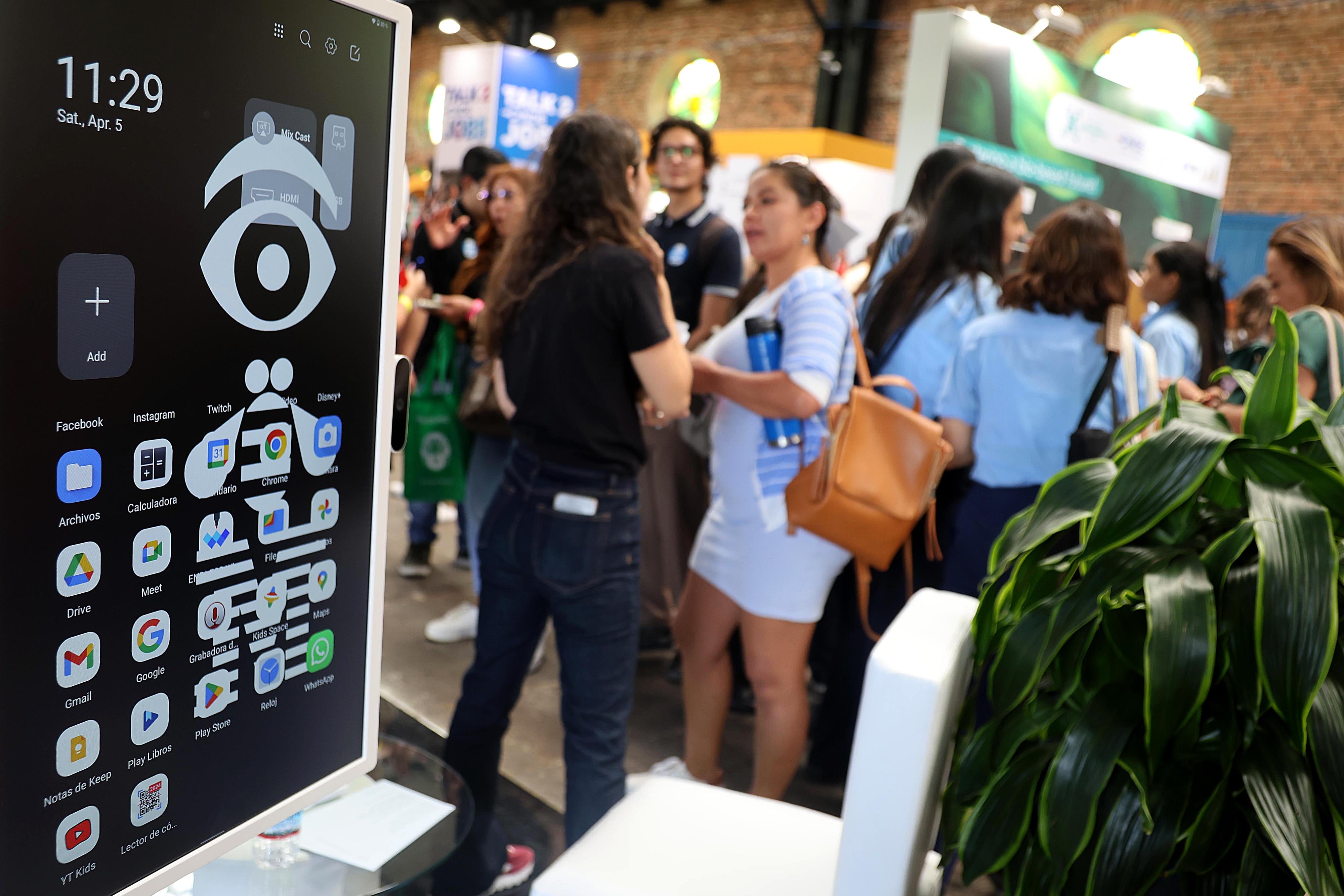 05/04/2024 Antigua Aduana, San José. Cientos de personas asistieron este viernes, desde muy temprano, a la feria de empleo multilingüe. Foto: Rafael Pacheco Granados