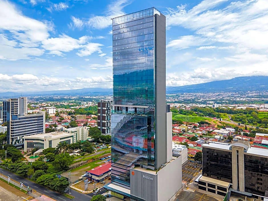 La imagen muestra el Hilton San Jose La Sabana, el cual es actualmente el edificio más alto de Costa Rica.