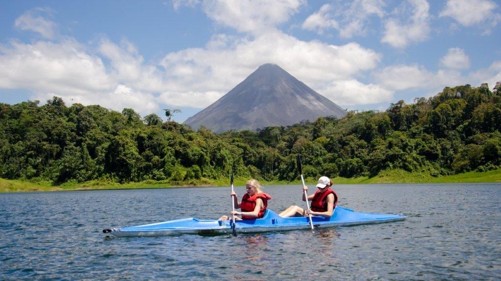 Actividades como kayac, paseos en bote o en barco y pesca ofrece la empresa Aventuras Arenal en el lago ubicado en la zona norte del país, con la belleza escénica del cono volcánico. Foto: Cortesía Aventuras Arenal