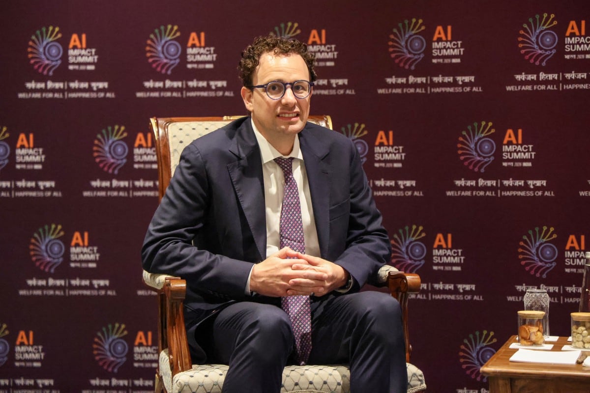 El director ejecutivo de Anthropic, Dario Amodei, observa durante una reunión con el presidente de Francia, Emmanuel Macron, al margen de la AI Impact Summit, en Nueva Delhi, el 19 de febrero de 2026.