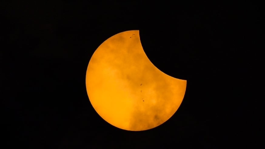 El próximo 8 de abril un fenómeno celestial será el protagonista en todo el planeta, el eclipse anular solar que, para estos lados del mundo, o sea, Centroamérica, solo será parcial y que La Teja le traerá en vivo desde Dallas, Estados Unidos gracias a nuestro corresponsal William E. Cordero.