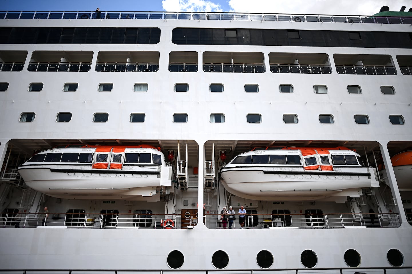 1.700 personas confinadas en un crucero en Francia tras muerte de un pasajero