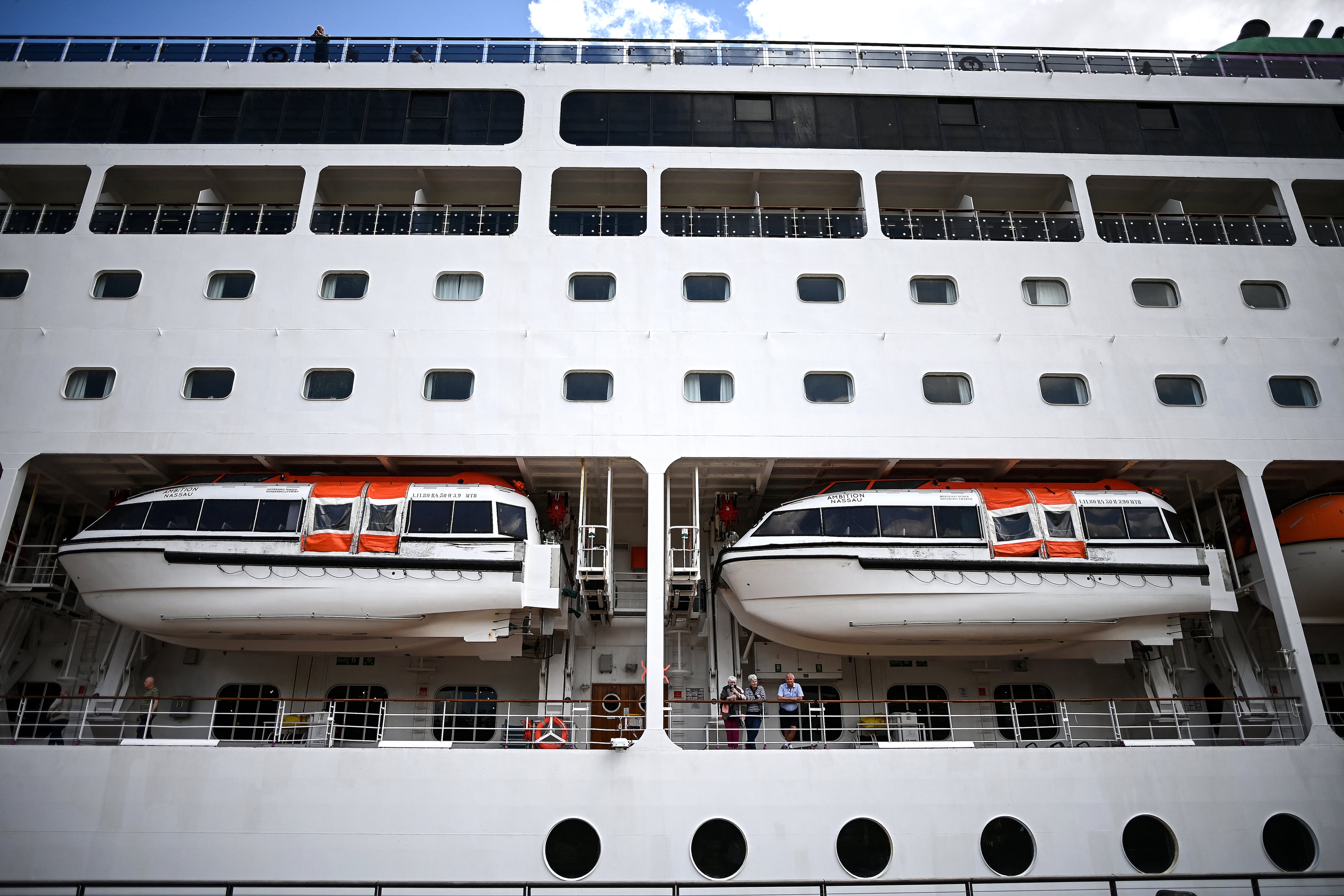 Los pasajeros permanecen de pie a bordo del crucero Ambition