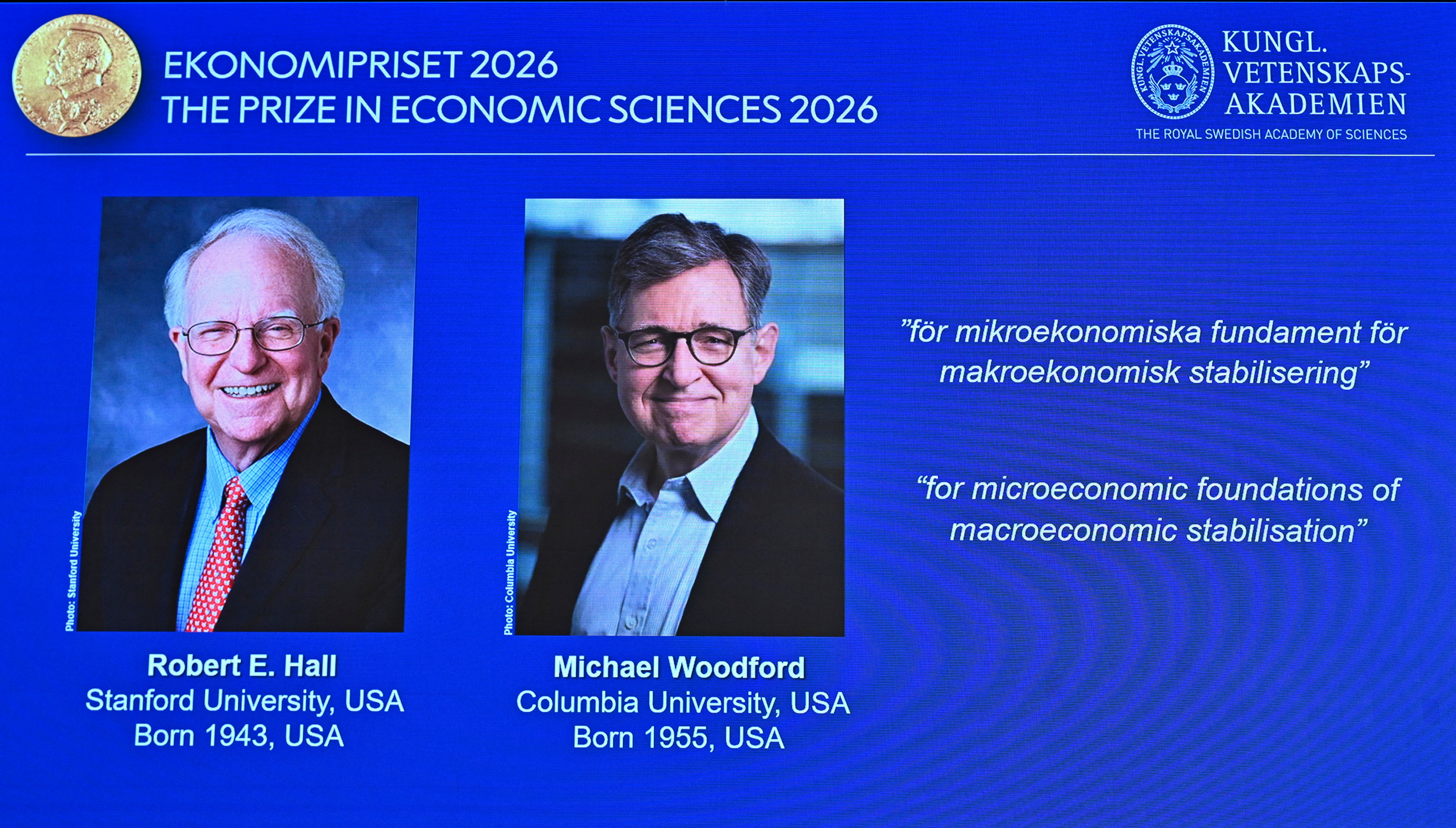 Los ganadores del Premio de Ciencias Económicas del Banco de Suecia en memoria de Alfred Nobel 2026, Robert E Hall (I) y Michael Woodford, aparecen en una pantalla en la Real Academia Sueca de Ciencias en Estocolmo el 12 de octubre de 2026.
Los economistas estadounidenses Robert Hall y Michael Woodford fueron galardonados con el premio Nobel de Economía por sus trabajos sobre cómo la política monetaria y fiscal puede ayudar a estabilizar las fluctuaciones de la economía. Ambos fueron reconocidos "por los fundamentos microeconómicos de la estabilización macroeconómica", señaló el jurado de la Real Academia Sueca de Ciencias.