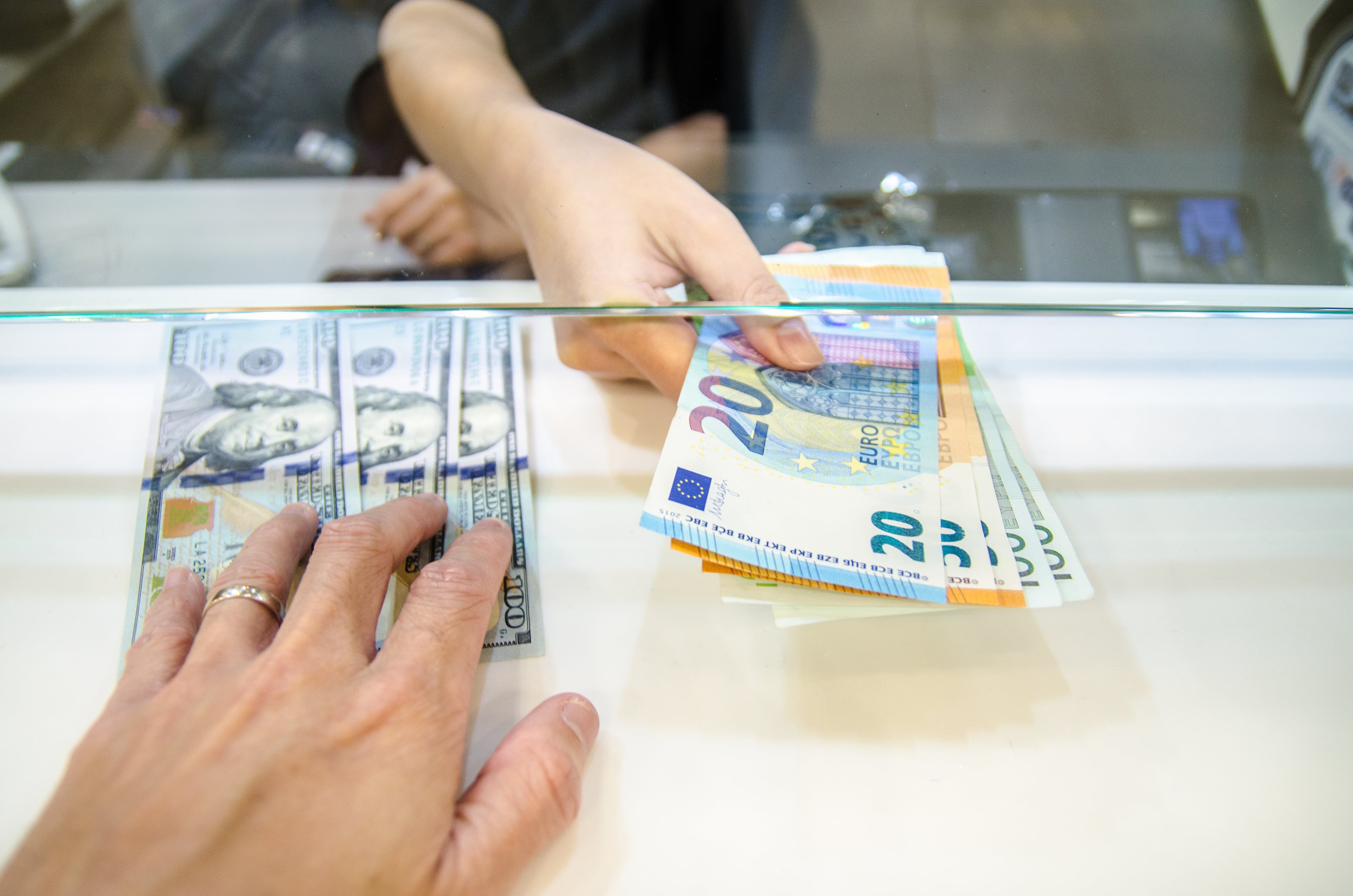 Se recomienda investigar el país de destino para saber si existe una robusta infraestructura bancaria para poder hacer la mayoría de pagos con tarjeta y solo llevar efectivo para cubrir algún imprevisto o servicios en los que solo se admita pagos de esta forma. Foto: Shutterstock.