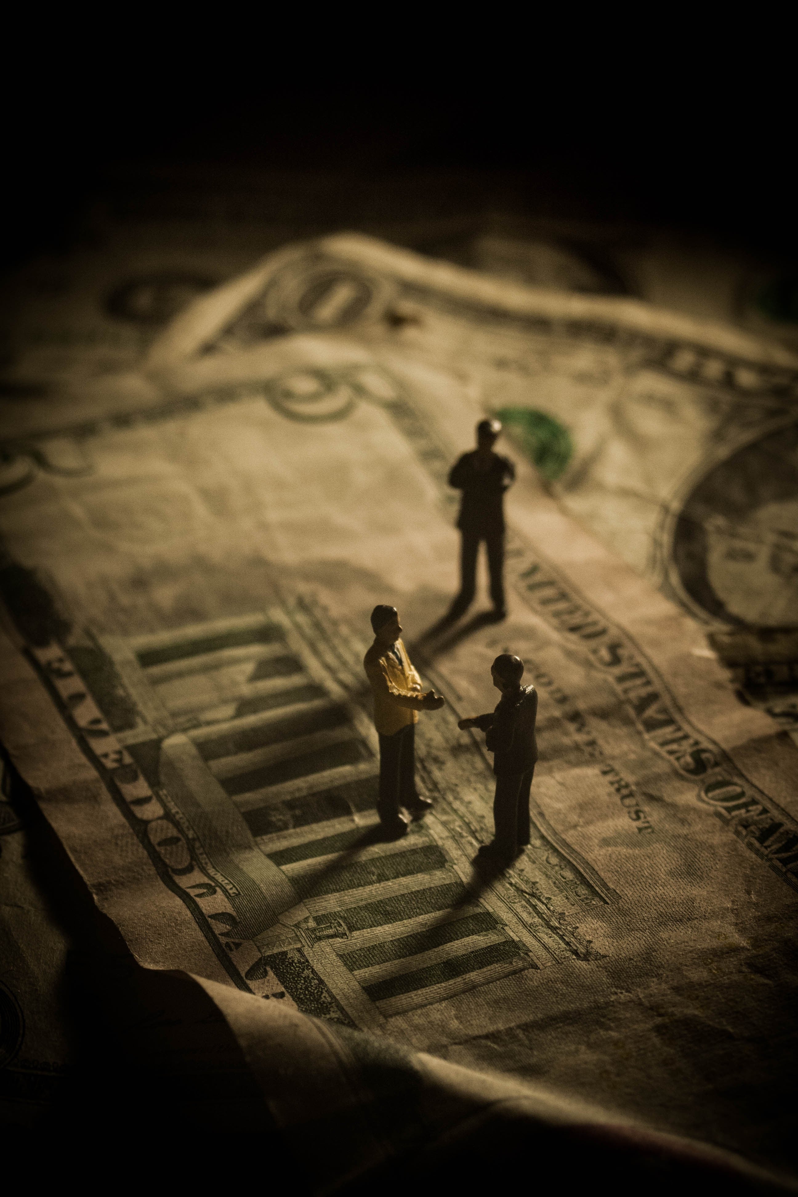 Banca en las sombras / en la sombra / a la sombra | Portada El Financiero 01/04/2023 | Shutterstock