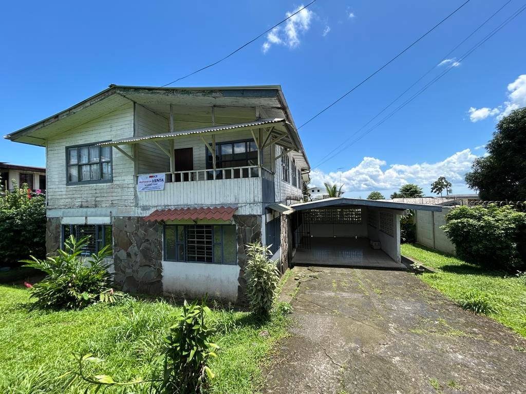 Se trata de un lote residencial con 745 m² de terreno, un frente de 28,92 metros y un fondo de 23,45 metros. Su topografía es ondulada.