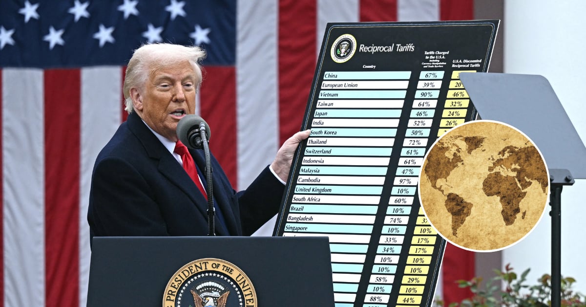 El expresidente de EE. UU., Donald Trump, con traje oscuro y corbata roja, sostiene un cartel con una lista de aranceles mientras habla en un podio con el sello presidencial. Detrás, una bandera de Estados Unidos decora el fondo.