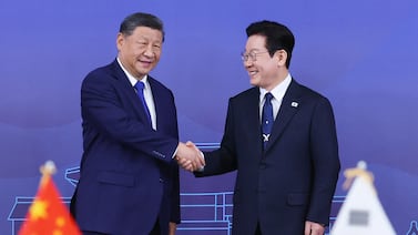 Xi bromea sobre espionaje al obsequiar teléfonos chinos al líder surcoreano Lee Jae Myung