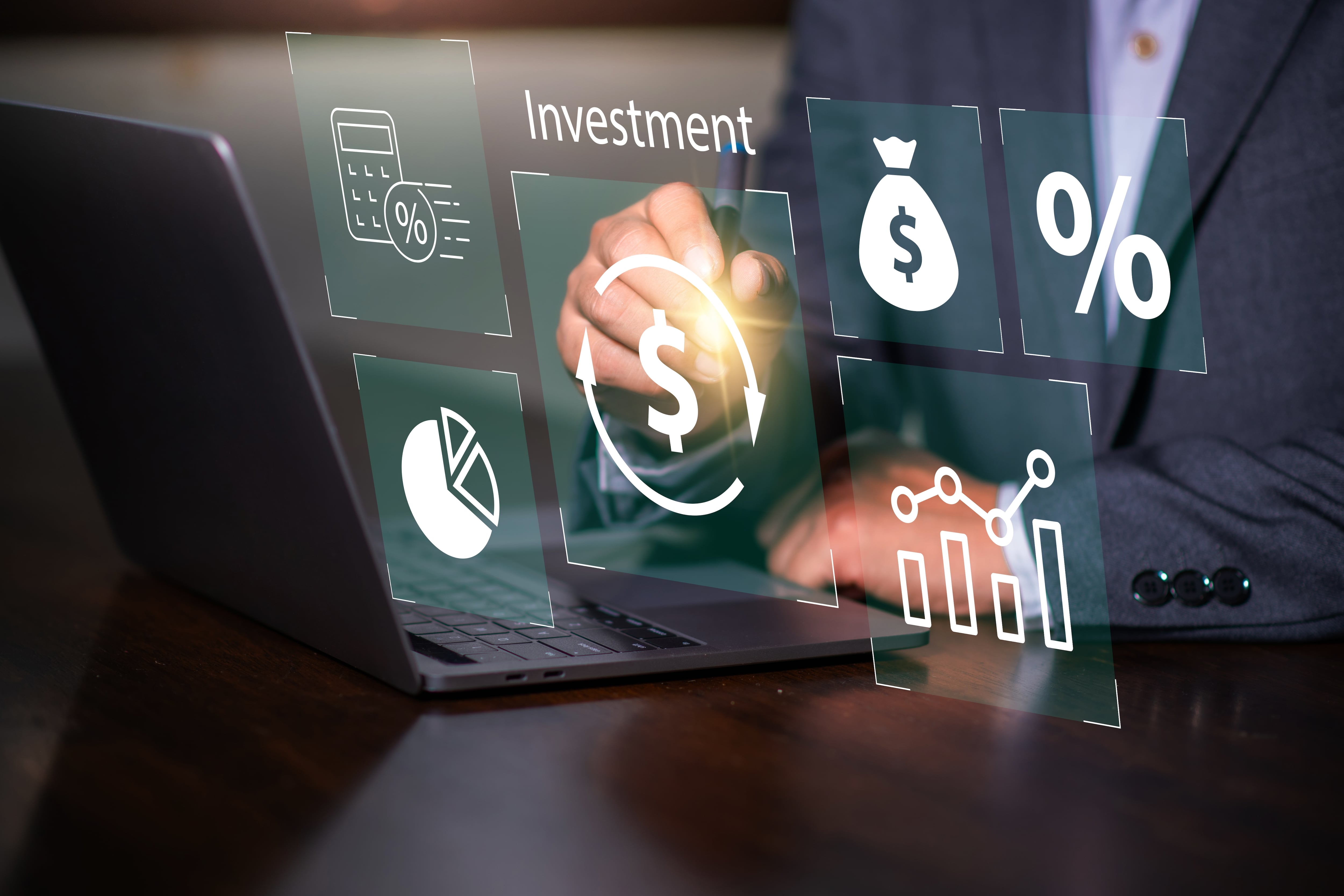 Persona revisando en su computadora gráficos de rendimiento e indicadores del mercado bursátil, relacionado con recomendaciones para invertir el aguinaldo en fondos de inversión y opciones del mercado de valores.