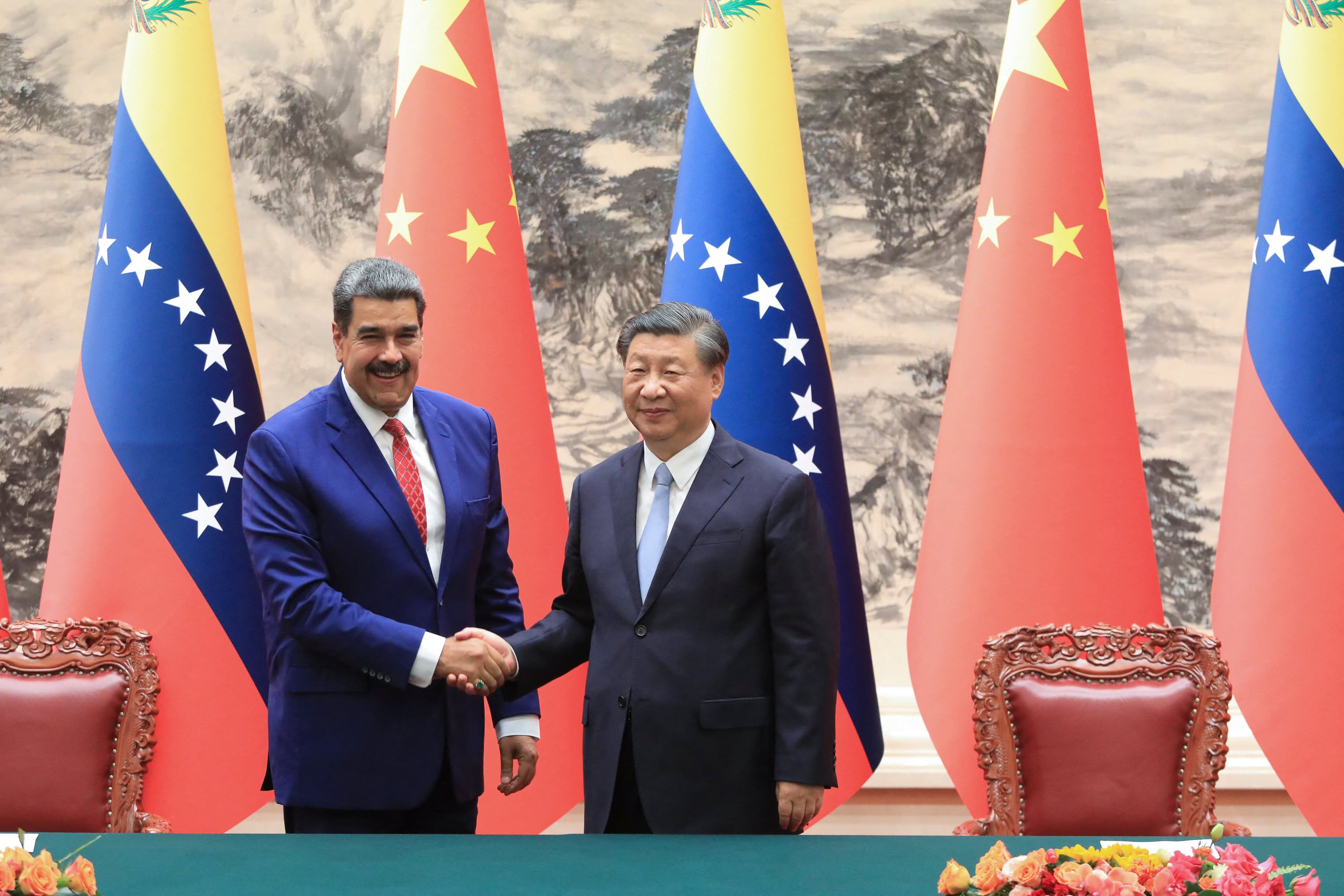 El presidente chino Xi Jinping (izq.) da la bienvenida al presidente venezolano Nicolás Maduro (dcha.) en el Gran Palacio del Pueblo en Beijing