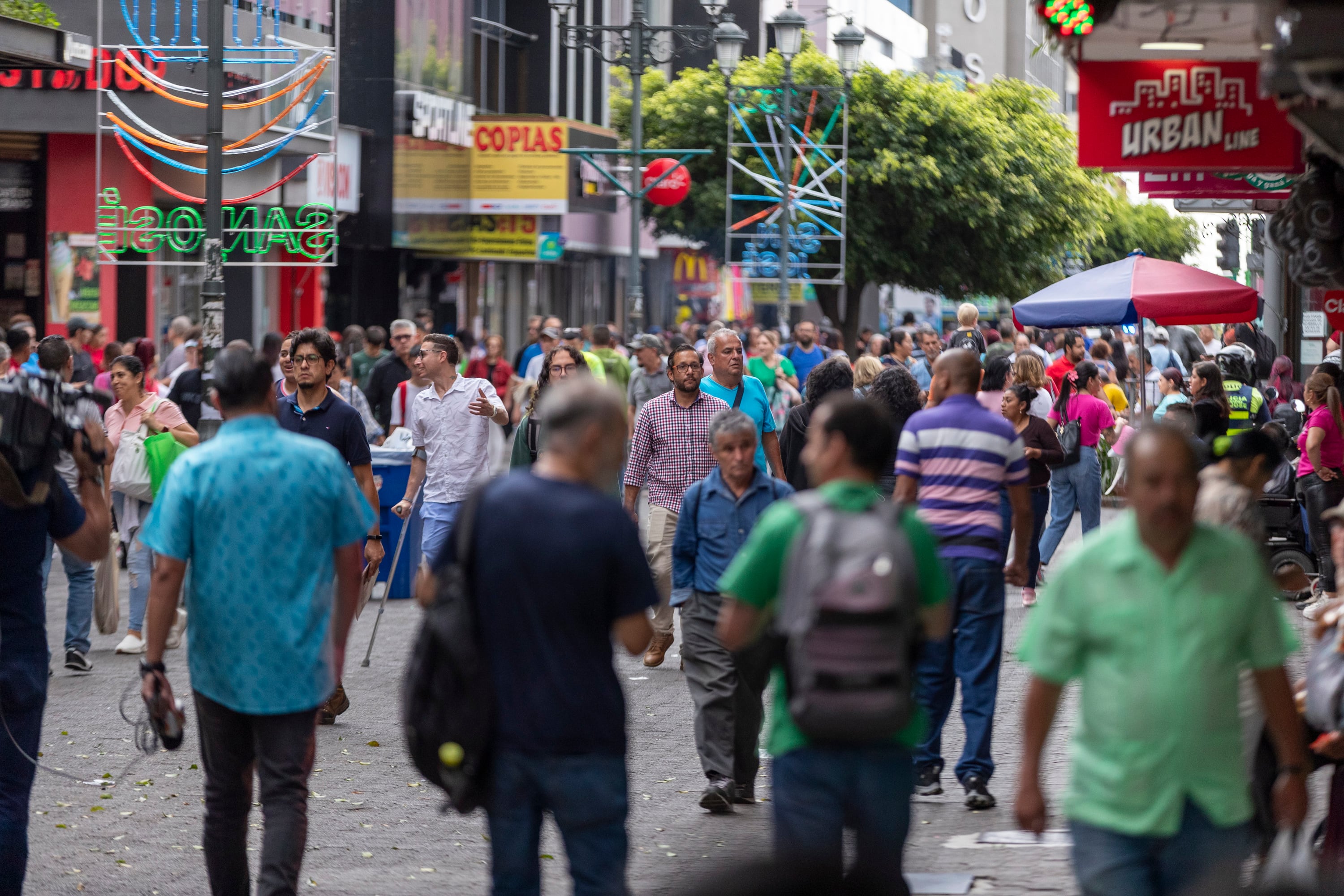 24/11/2023, San José, Avenida Central, recorrido para ver como están las ventas de loteria nacional y las compras navideñas de este año.