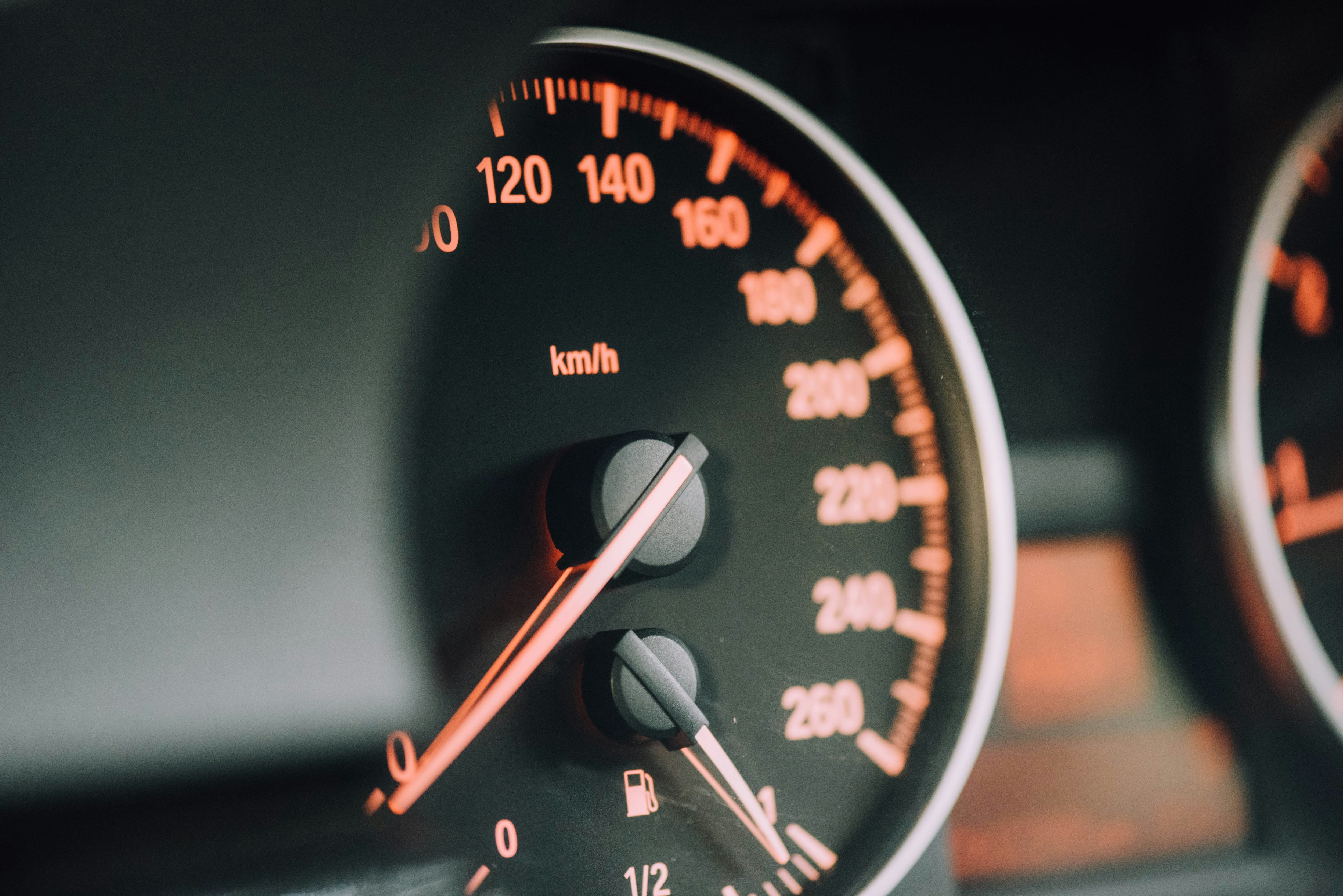 El kilómetraje es uno de los elementos más importante a la hora de comprar un carro. Foto: CHUTTERSNAP/Unsplash.