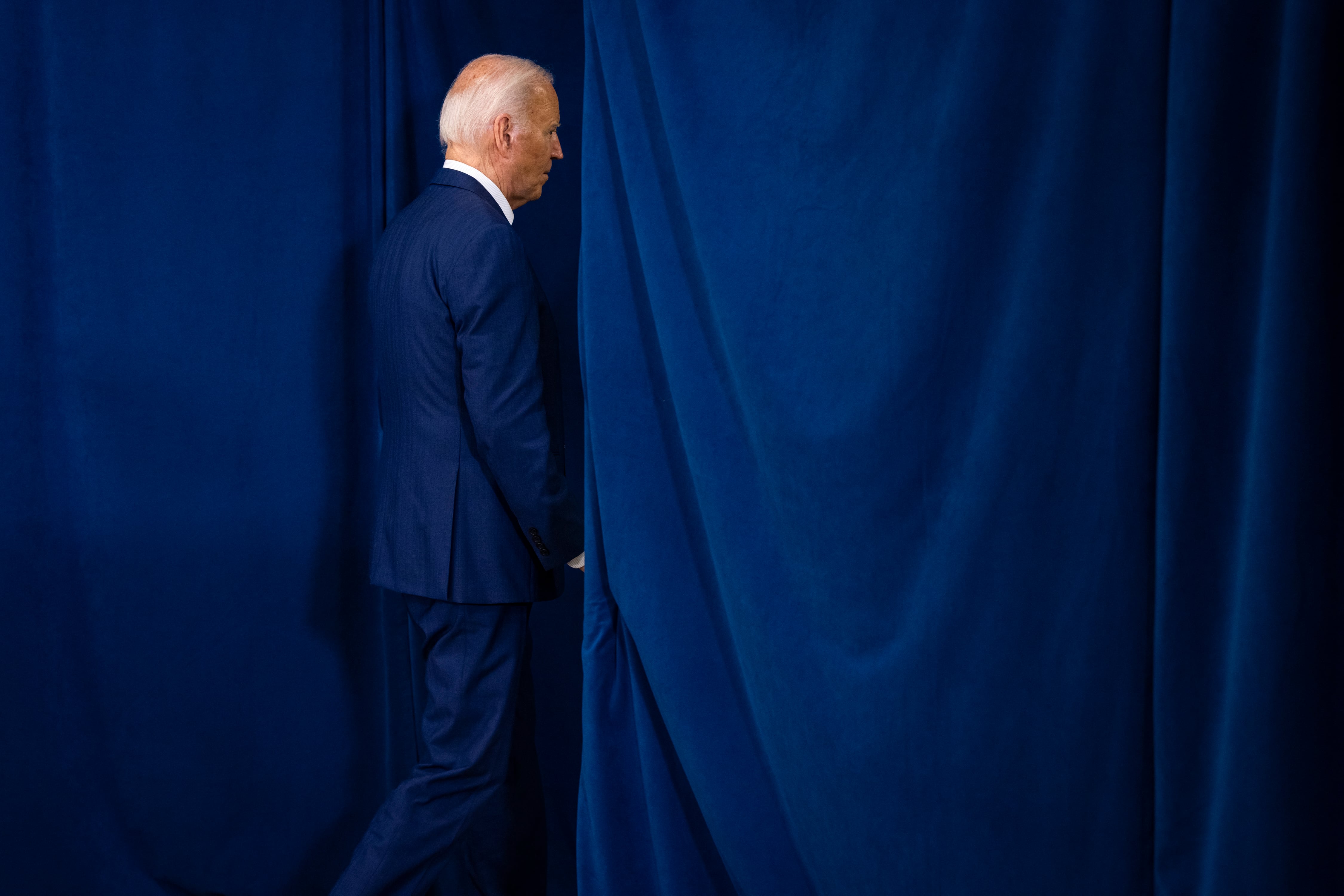 oe Biden anunció su retiro de la carrera presidencial debido a críticas por su edad y estado de salud, así como por solicitudes de abandono de sus compañeros de partido.