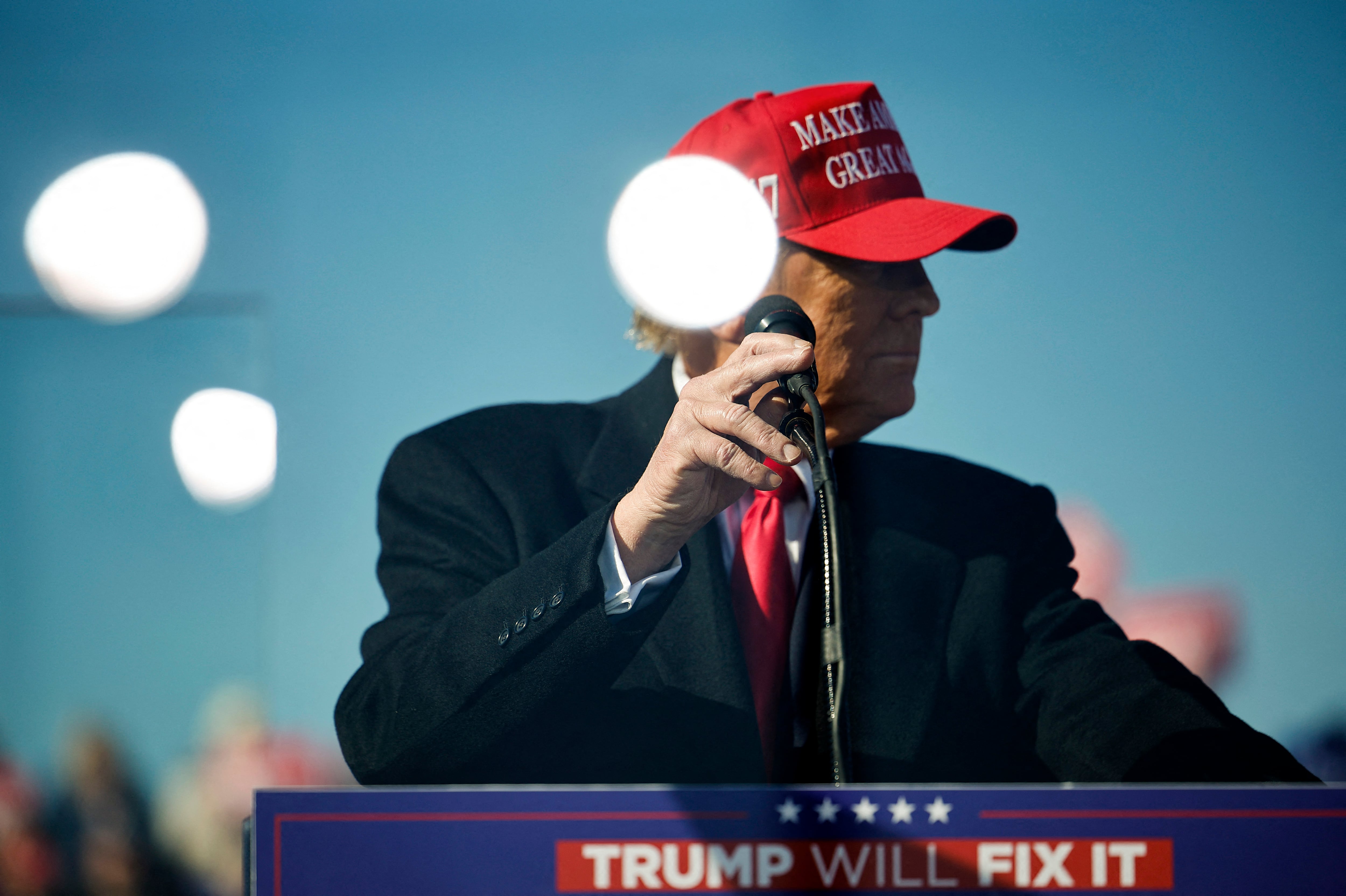 l candidato presidencial republicano, el expresidente de los Estados Unidos Donald Trump, habla durante un mitin de campaña en el aeropuerto de Lancaster en Lititz, Pensilvania.