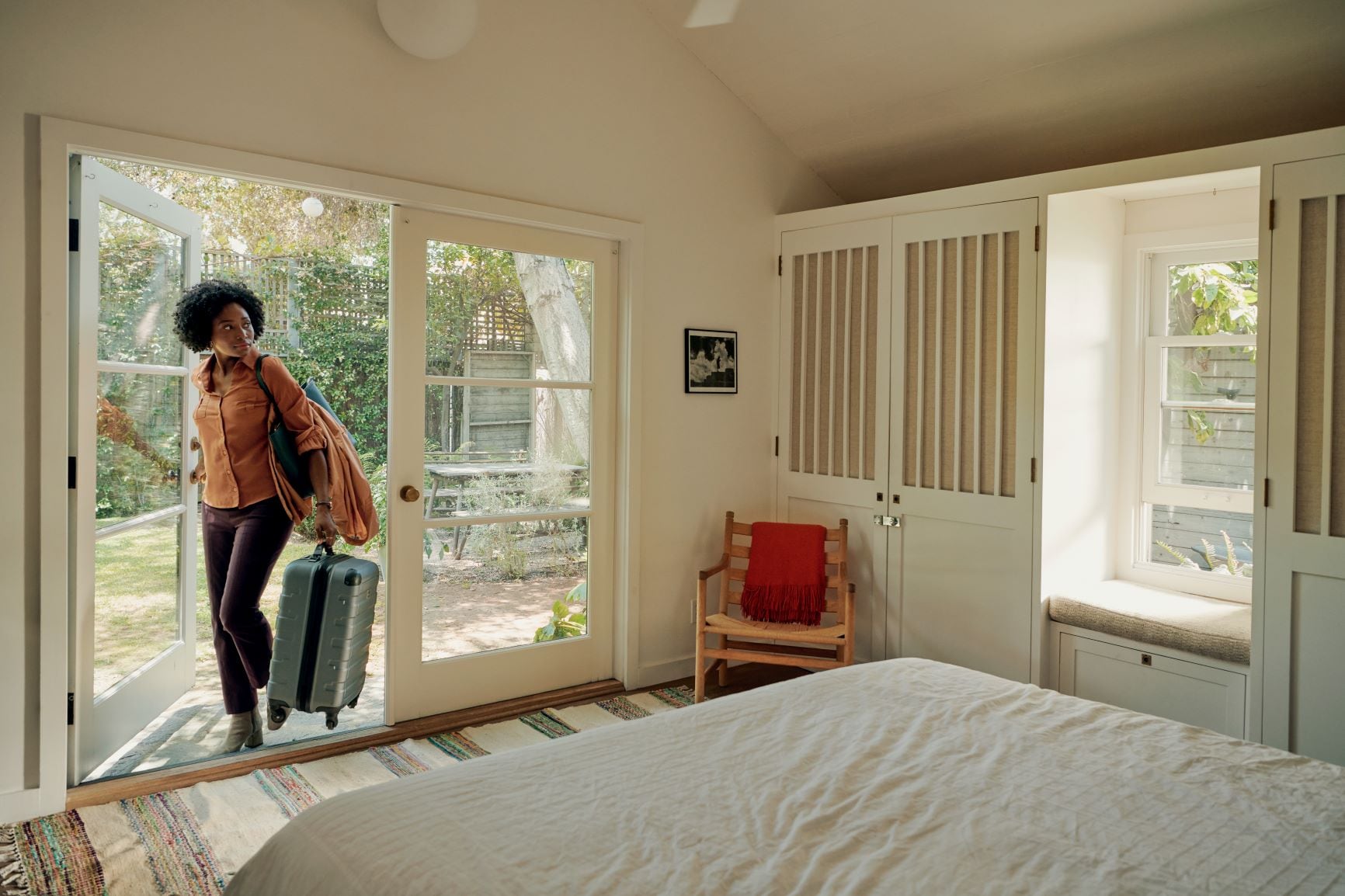 Pues le contamos que es un negociote que mueve al año unos 33 mil millones de colones solo en hospedaje, según confirman las propias autoridades de Airbnb.