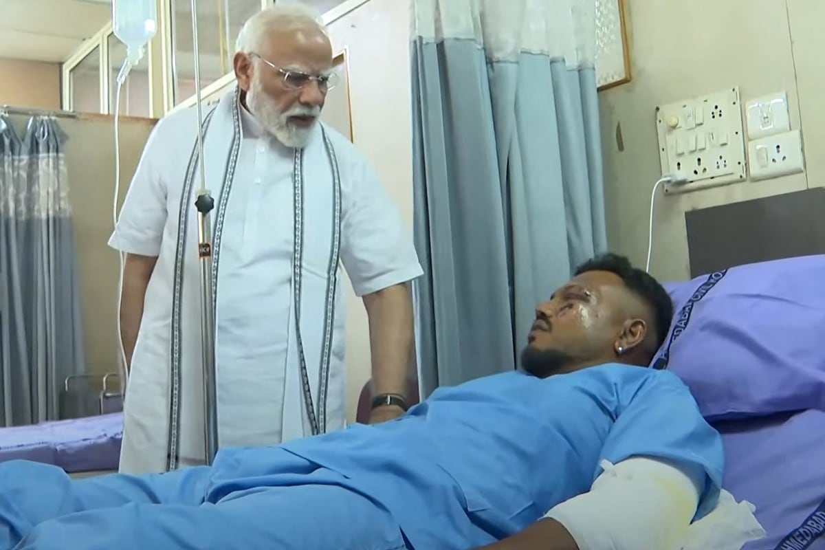 Esta captura de pantalla de un video, tomada y publicada por el canal de YouTube de Narendra Modi el 13 de junio de 2025, muestra al primer ministro indio, Narendra Modi (izq.), reunido con Vishwash Kumar Ramesh, único superviviente del accidente del vuelo 171 de Air India, en un hospital de Ahmedabad.