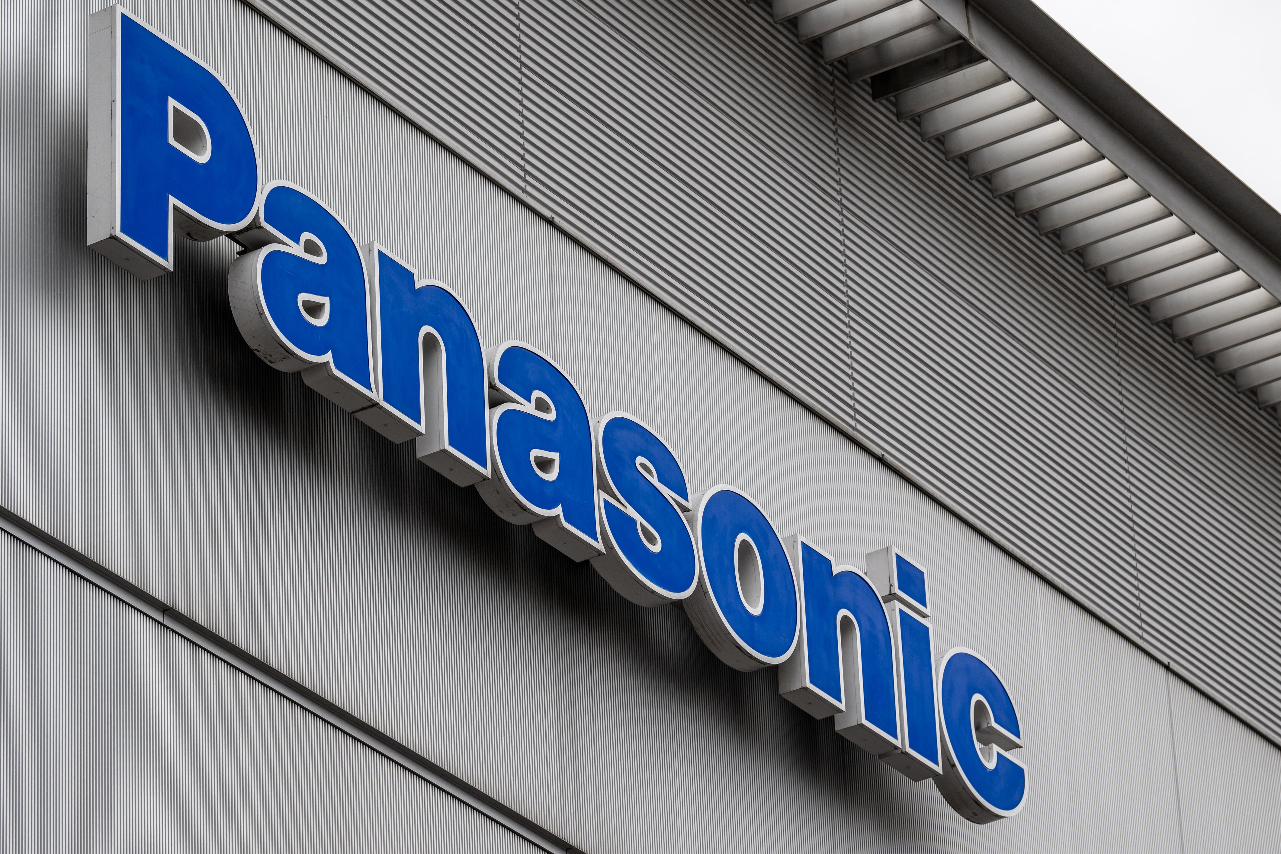 Logotipo del gigante japonés de la electrónica Panasonic en el exterior del Centro Panasonic en Tokio en febrero de 2023. Fotografía: