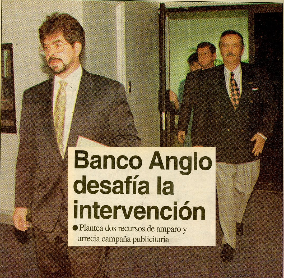 Carlos Hernán Robles (izquierda) presentó recursos de amparo contra el Banco Central y la AGEF por recomendar la intervención del Banco Anglo.