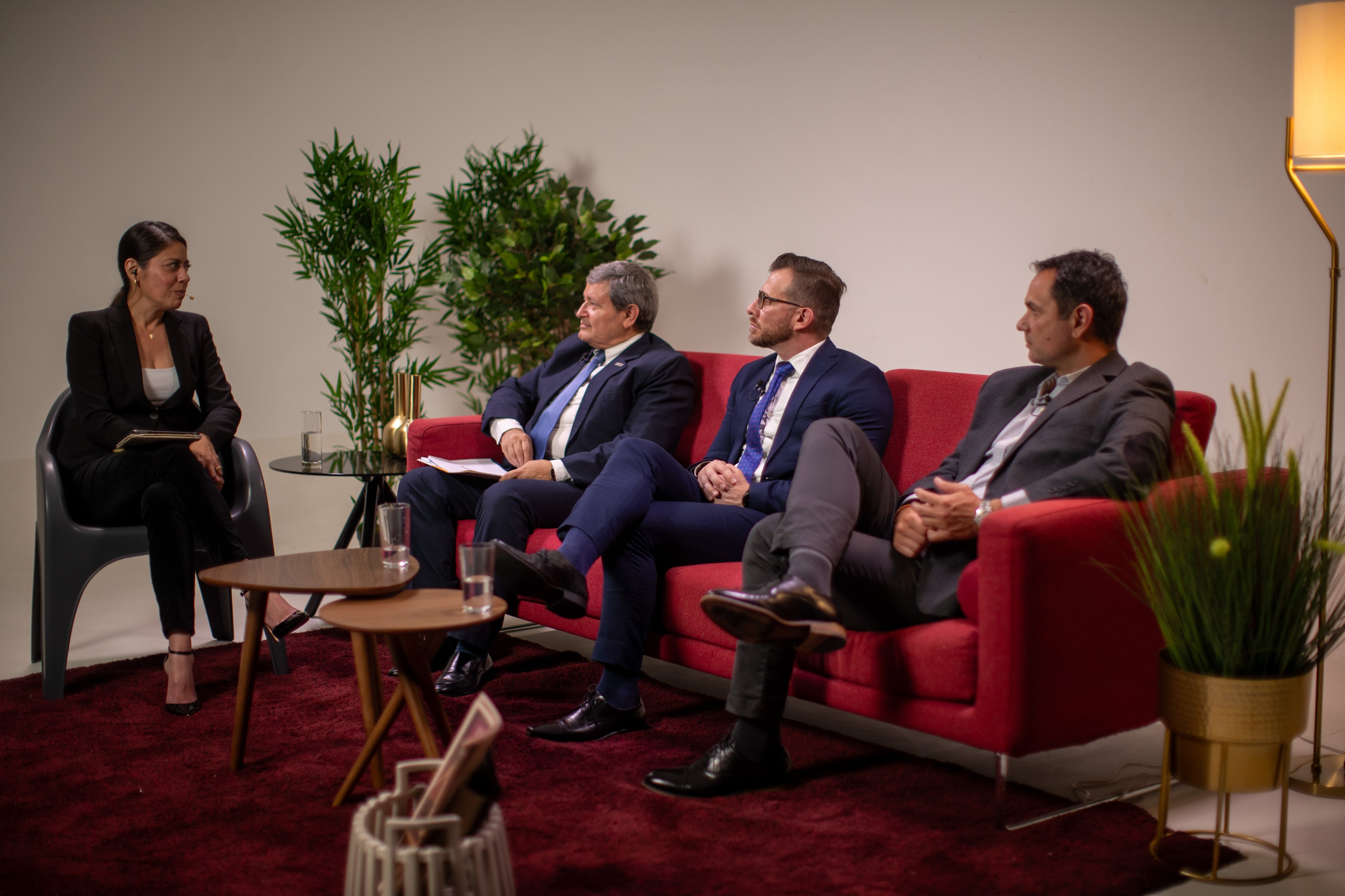 31/08/2023, San José, Estudio Fotográfico de Grupo Nación Foro Lugares Prometedores para Vivir, organizado por El Financiero. En la fotografía Guillermo Carazo, Director Ejecutivo de CFIA, Freddy Alfaro. Socio y  Gerente General Fusión Inmobiliaria y Leonardo Gamboa Director Comercial en  CS Ahorro y Crédito.