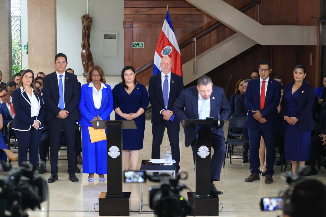 Renuncian el vicepresidente Stephan Brunner y seis jerarcas para buscar diputaciones