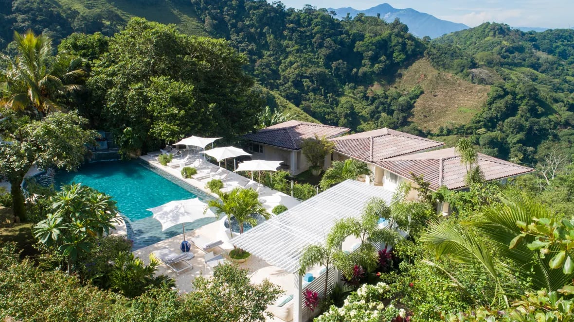 Hotel en zona montañosa.