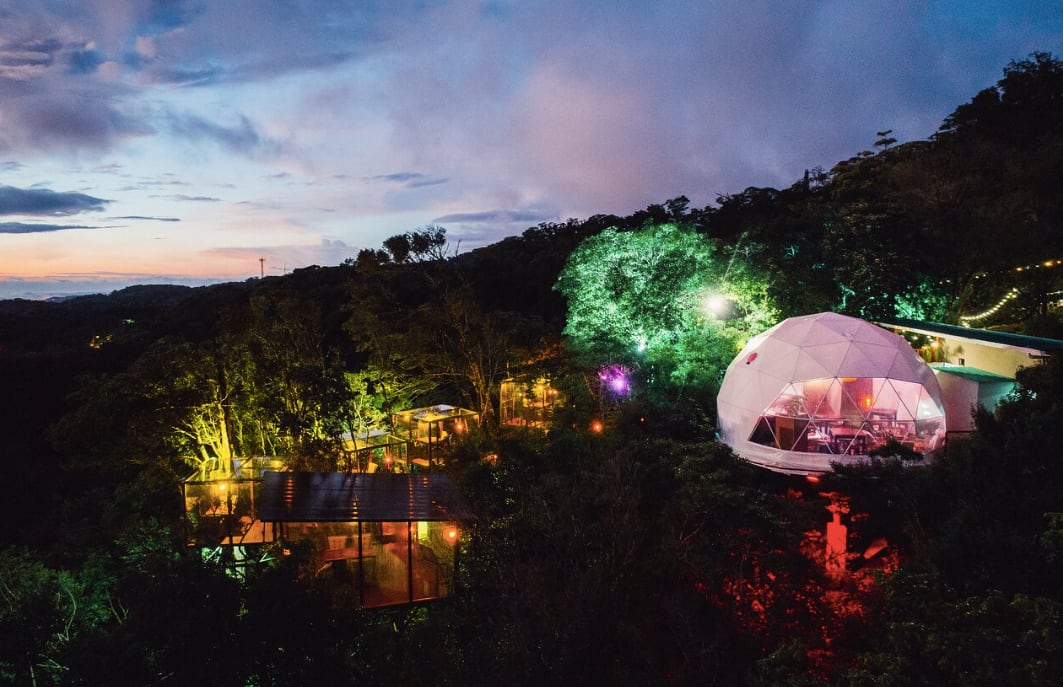 El restaurante San Lucas Cena en la copa de los árboles ubicado en Monteverde tiene la insignia de "Best of the Best" en TripAdvisor la cual solo un 1% de los más de 8.000.000 de restaurantes en la página lo tienen. Foto: Tripadvisor.