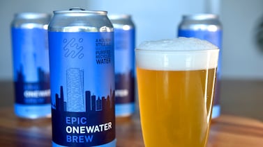 Cerveza con agua reciclada de un rascacielos, la bebida que busca sofocar la sequía en EE. UU.