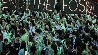 COP28 cierra tarde y con un acuerdo mundial que reconoce la necesidad de una “transición” para abandonar los combustibles fósiles