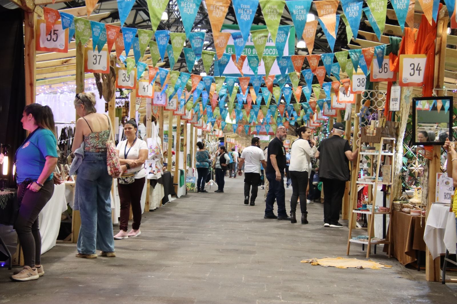 La Feria Hecho Aquí 2024 reúne a 270 emprendimientos de diseño, artesanía, gastronomía y producción local en la Antigua Aduana y la Casa del Cuño.