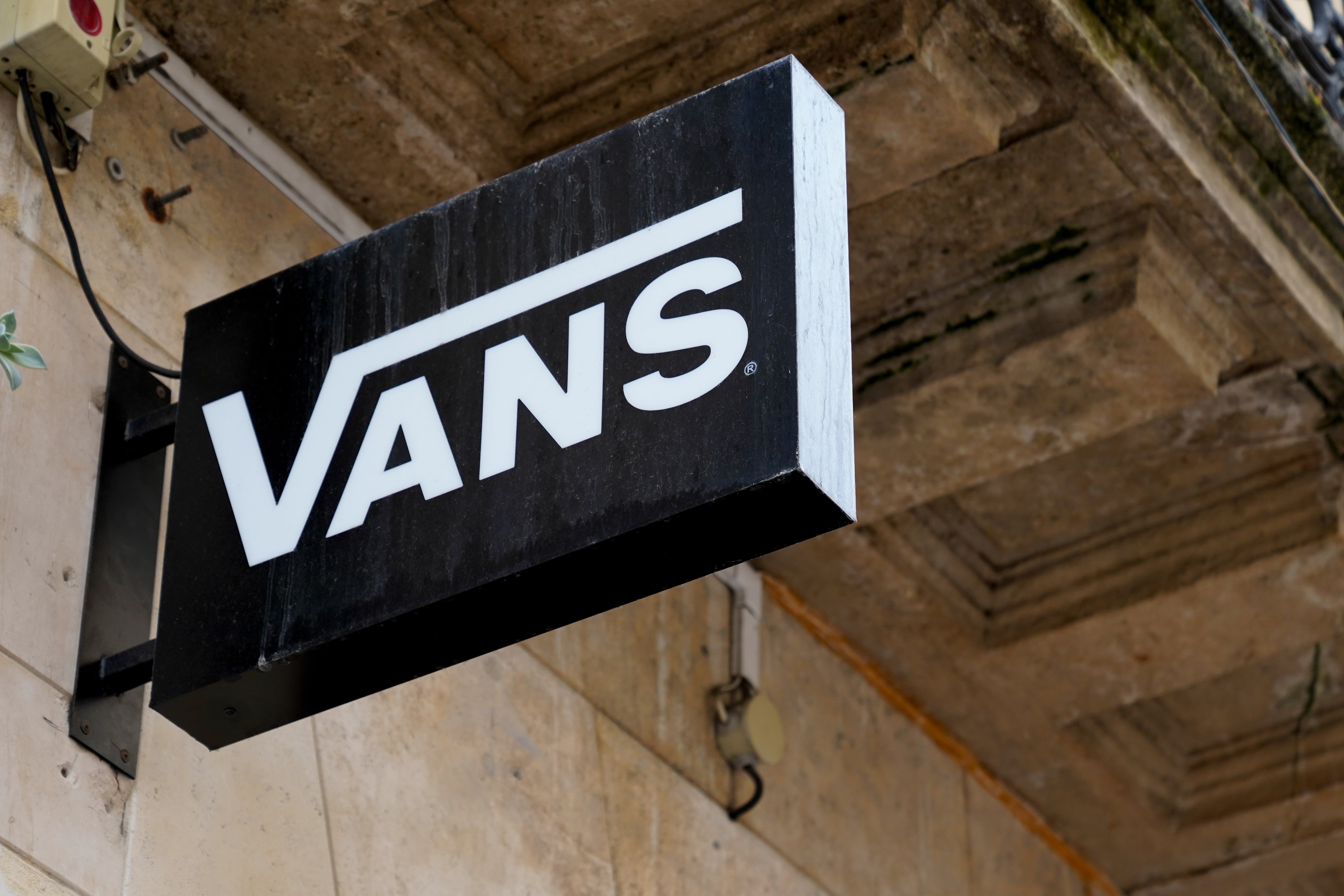 ADOC adquirió la distribución de Vans en Centroamérica.