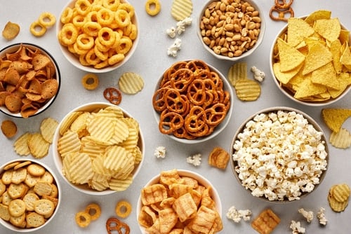 Es necesario regular a las compañías que producen snacks y comercializan comidas rápidas (hamburguesas, papas fritas, pollo frito, pizzas, tortillas con carnes y aderezos, entre otros) y bebidas azucaradas y carbonatadas.