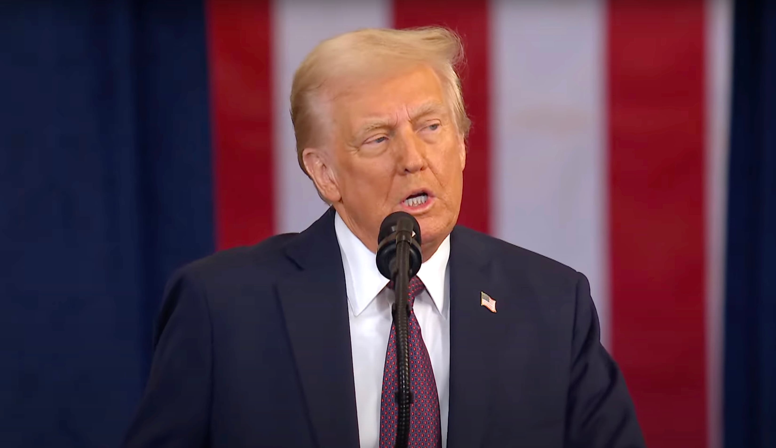 El presidente de Estados Unidos, Donald J. Trump, al inicio de su discurso inaugural este 20 de enero en Washington D.C. Fotografía: Capturada de pantalla.