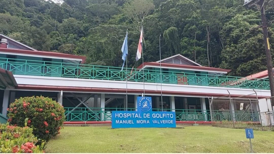 Afectados por la descarga eléctrica fueron atendidos en el Hospital de Golfito.