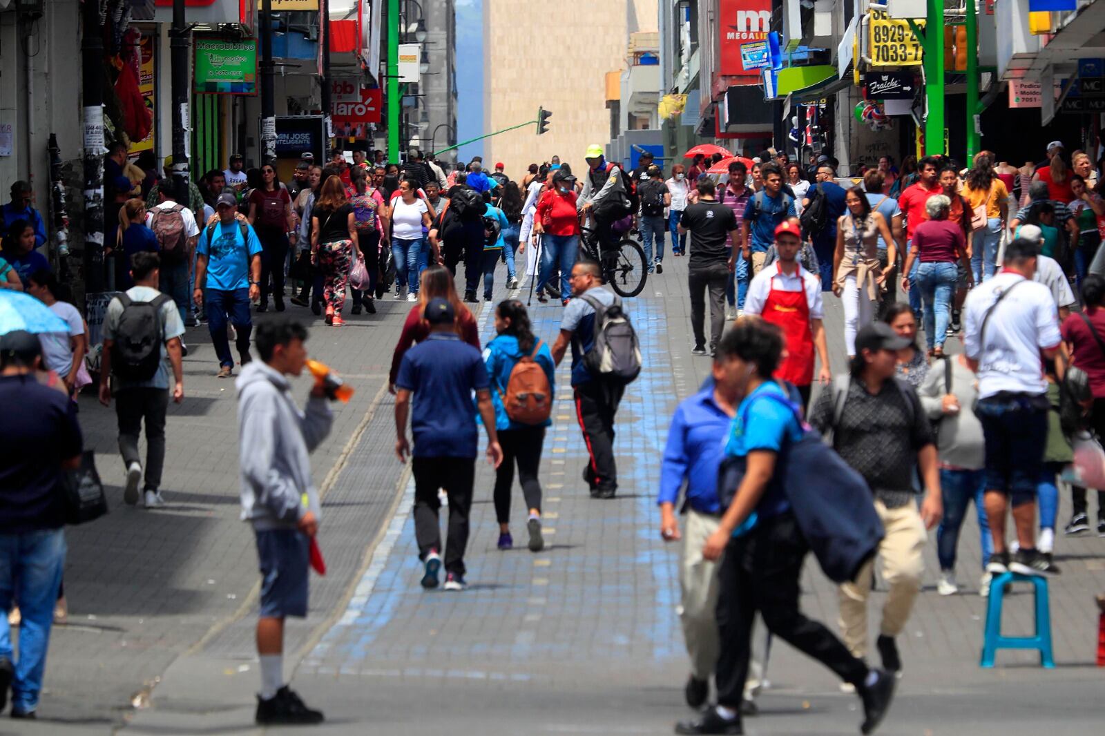 El consumo de bebidas, el uso de sombrillas, gorras y ropa ligera, así como caminar por la sombra son parte de las acciones para mitigar el calor en la capital donde julio fue el más caliente de los últimos 81 años. Foto: Rafael Pacheco.
