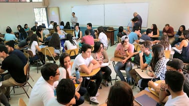 ¿Cuánto tiempo dura una persona para graduarse en una carrera universitaria?