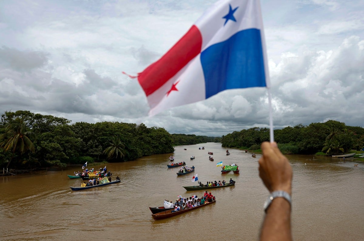 Un campesino participa en una protesta contra la construcción de un embalse en la cuenca del río Indio, en la provincia de Colón, Panamá, el 16 de mayo de 2025. Las autoridades del Canal de Panamá impulsan un controvertido plan para construir un embalse en la cuenca del río Indio, con el objetivo de asegurar el suministro de agua del país, tanto para las operaciones del canal como para el consumo humano. El plan enfrenta una fuerte oposición de las comunidades locales, que se niegan a abandonar sus hogares para dar paso a la construcción. (Foto: MARTIN BERNETTI / AFP)