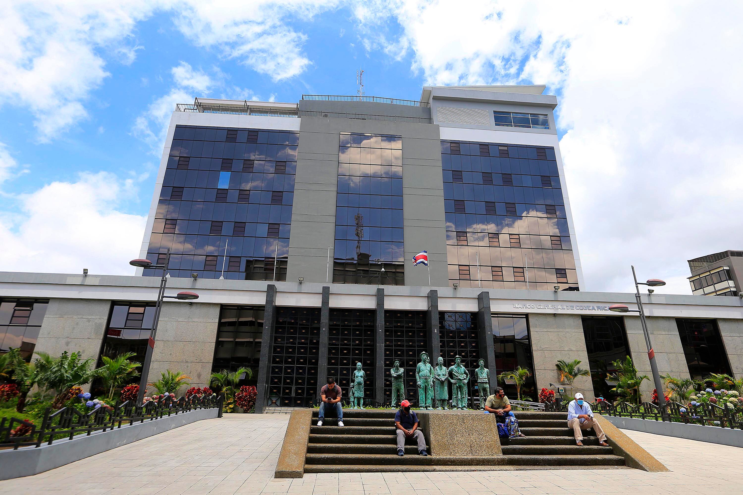 Edificio del Banco Central de Costa Rica con su icónica escultura en la entrada, ubicado en San José. En 2026, la entidad analizará ajustes en su meta de inflación según su Plan Estratégico 2025-2030.
