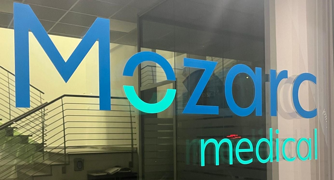 Logotipo de Mozarc Medical en sus instalaciones, empresa estadounidense que abrirá una nueva planta de dispositivos médicos en Cartago para fabricar catéteres de acceso renal en Costa Rica.
