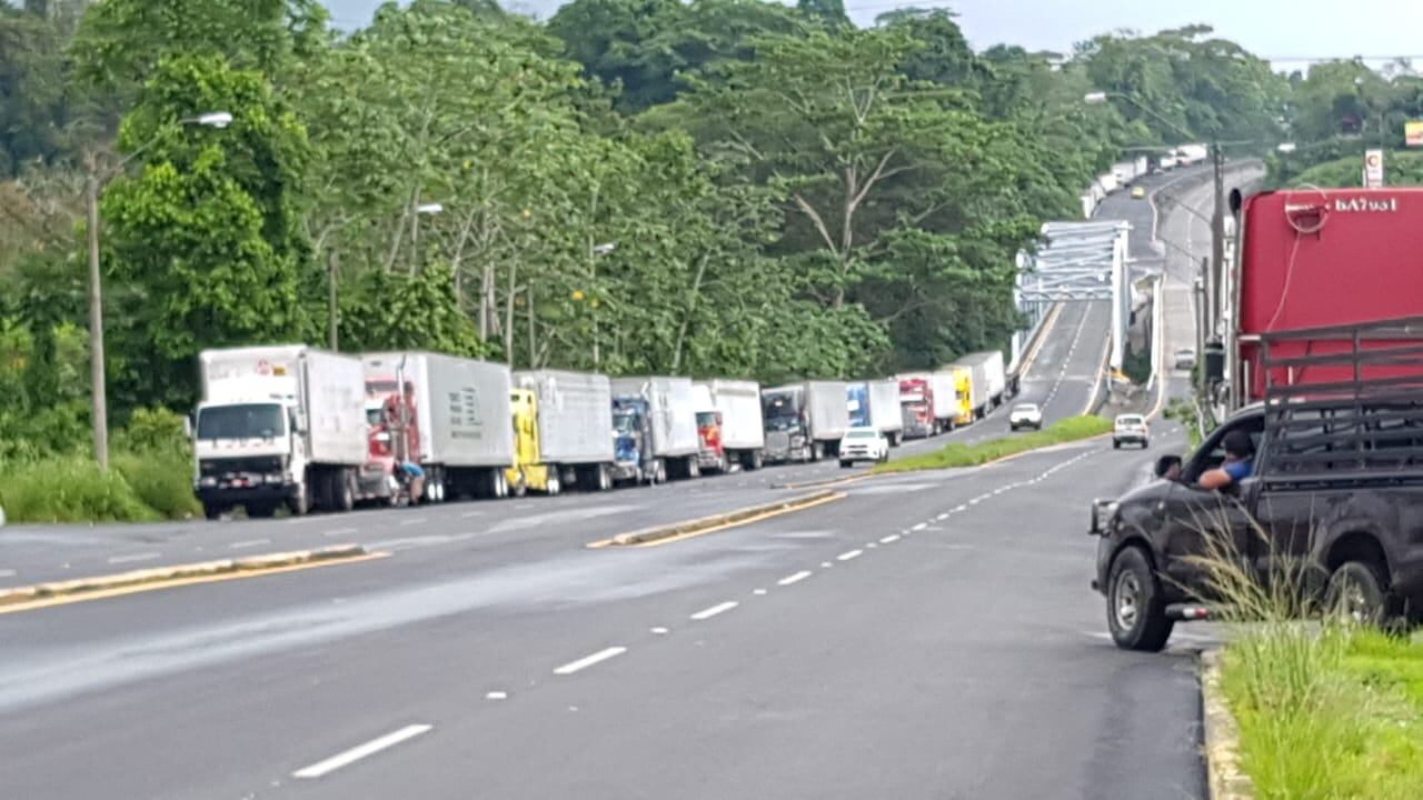 La fila de camiones en Paso Canoas, al mediodía de este 19 de mayo, ya era considerable. Ene se punto, los transportistas se niegan a cumplir los requisitos. Foto: Freddy Parrales