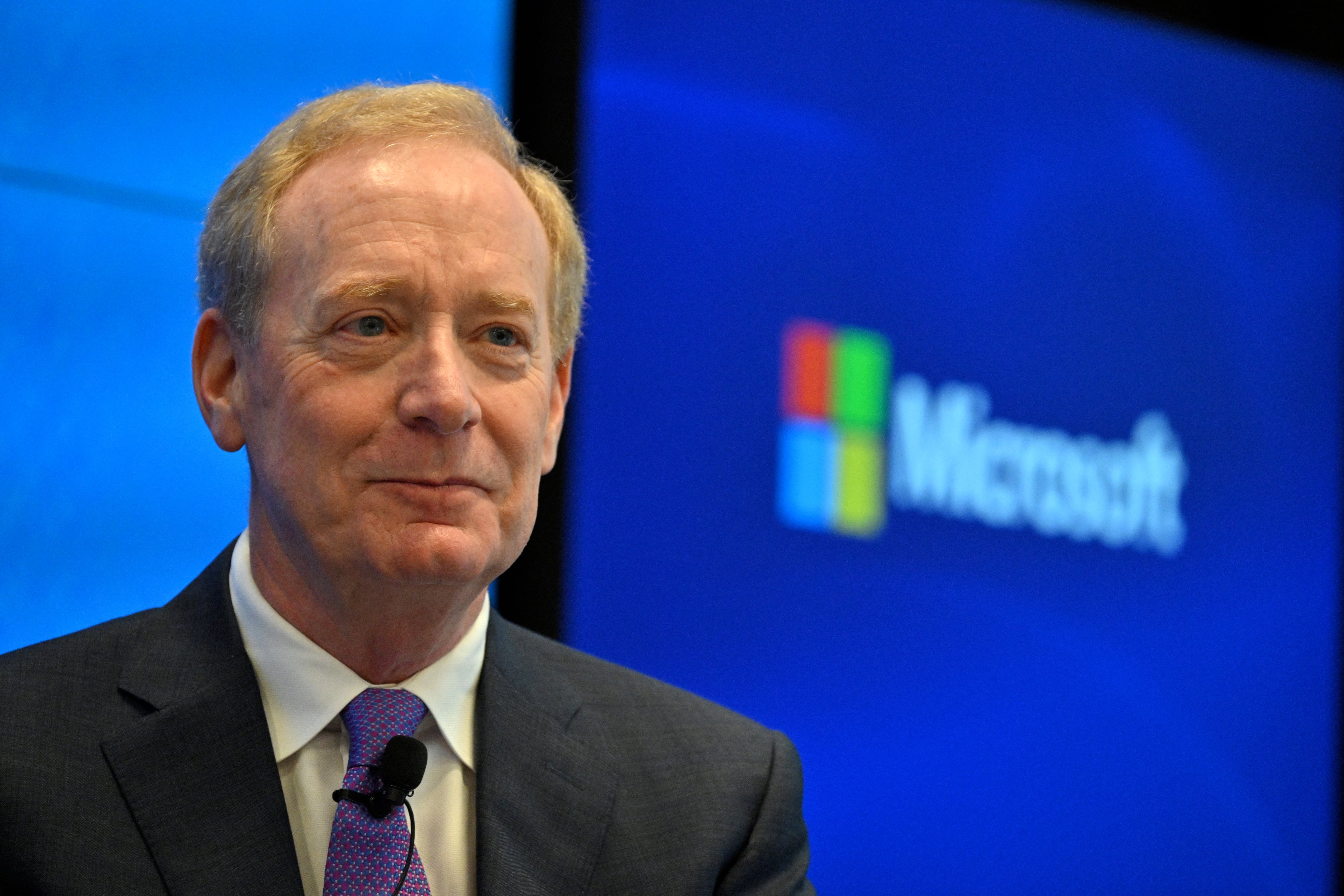 Brad Smith, vicepresidente y presidente de Microsoft, pronuncia un discurso durante una charla sobre «Resiliencia digital en tiempos de volatilidad geopolítica» en el Consejo Atlántico de Bruselas, el 30 de abril de 2025. (Foto de Nicolas TUCAT / AFP)