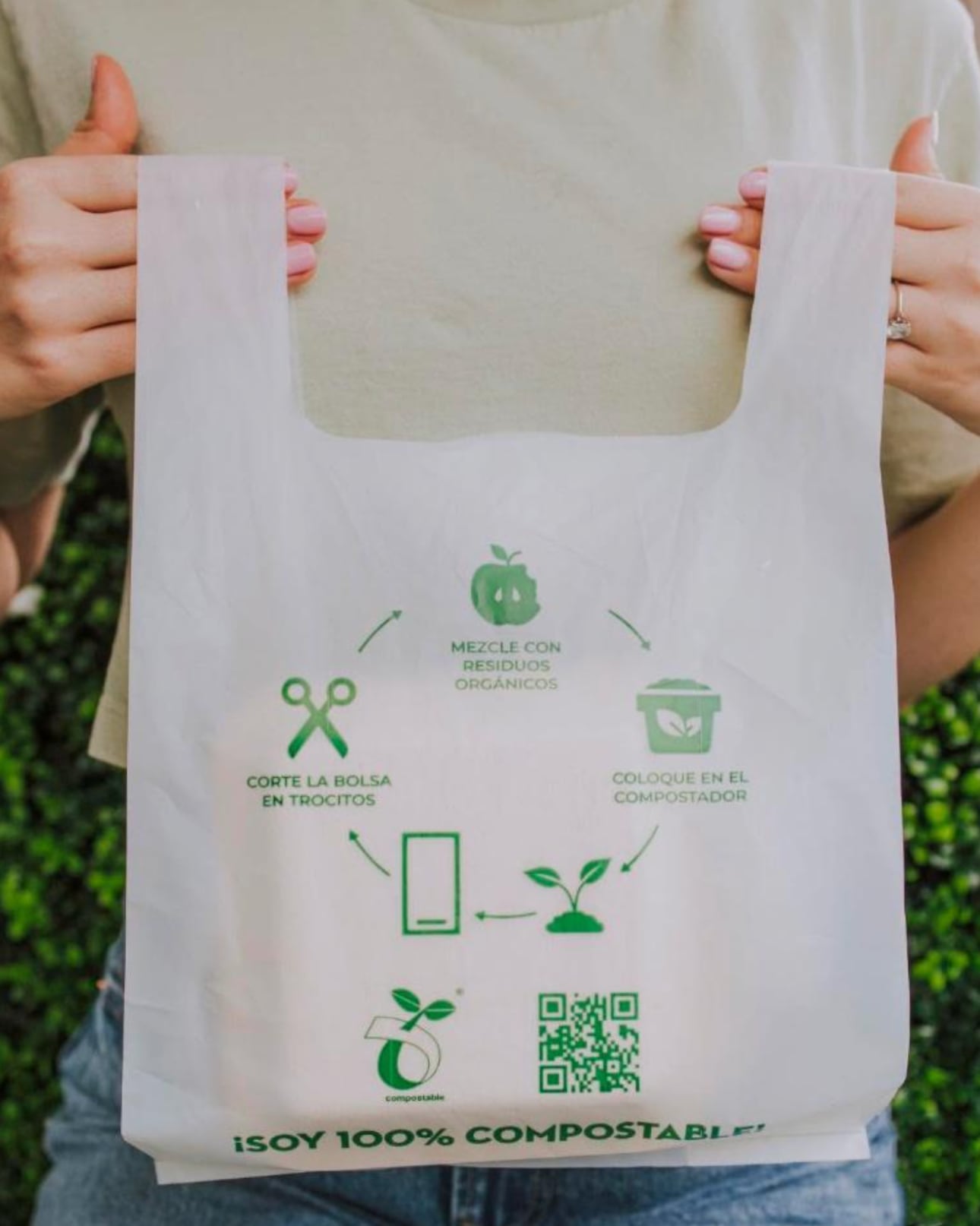 La empresa DosMil50 fabrica empaques compostables. Además de trabajar con la industria alimenticia, acompañan a empresas de todo tipo en su transición hacia materiales biodegradables. Foto: