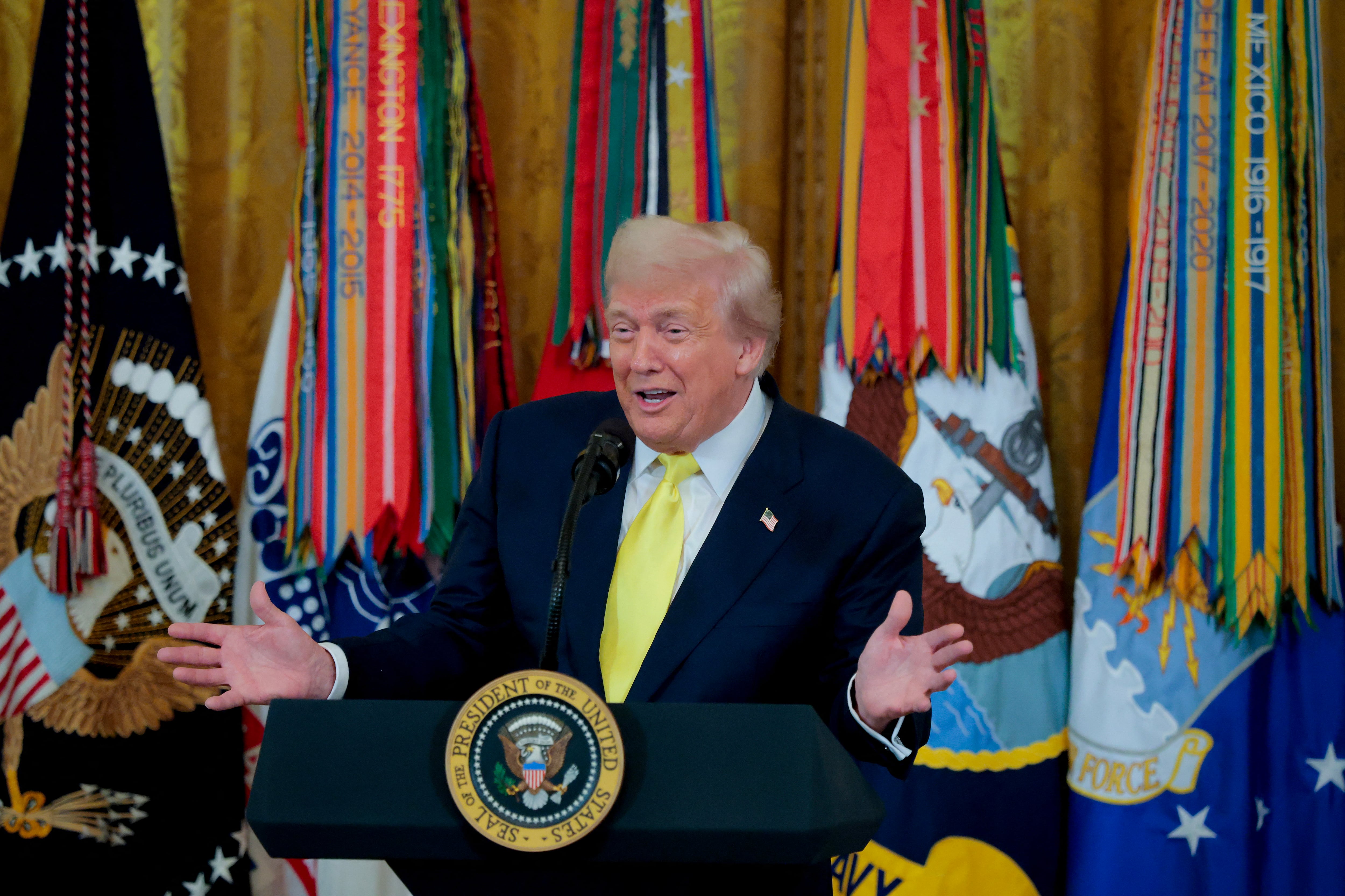 WASHINGTON, D.C. - 7 DE AGOSTO: El presidente de EE. UU., Donald Trump, habla durante un evento en honor a los galardonados con el Corazón Púrpura en la Sala Este de la Casa Blanca el 7 de agosto de 2025 en Washington, D.C. La ceremonia reconoce a 100 veteranos heridos en combate. Anna Moneymaker/Getty Images/AFP (Foto de Anna Moneymaker / GETTY IMAGES NORTH AMERICA / Getty Images vía AFP)