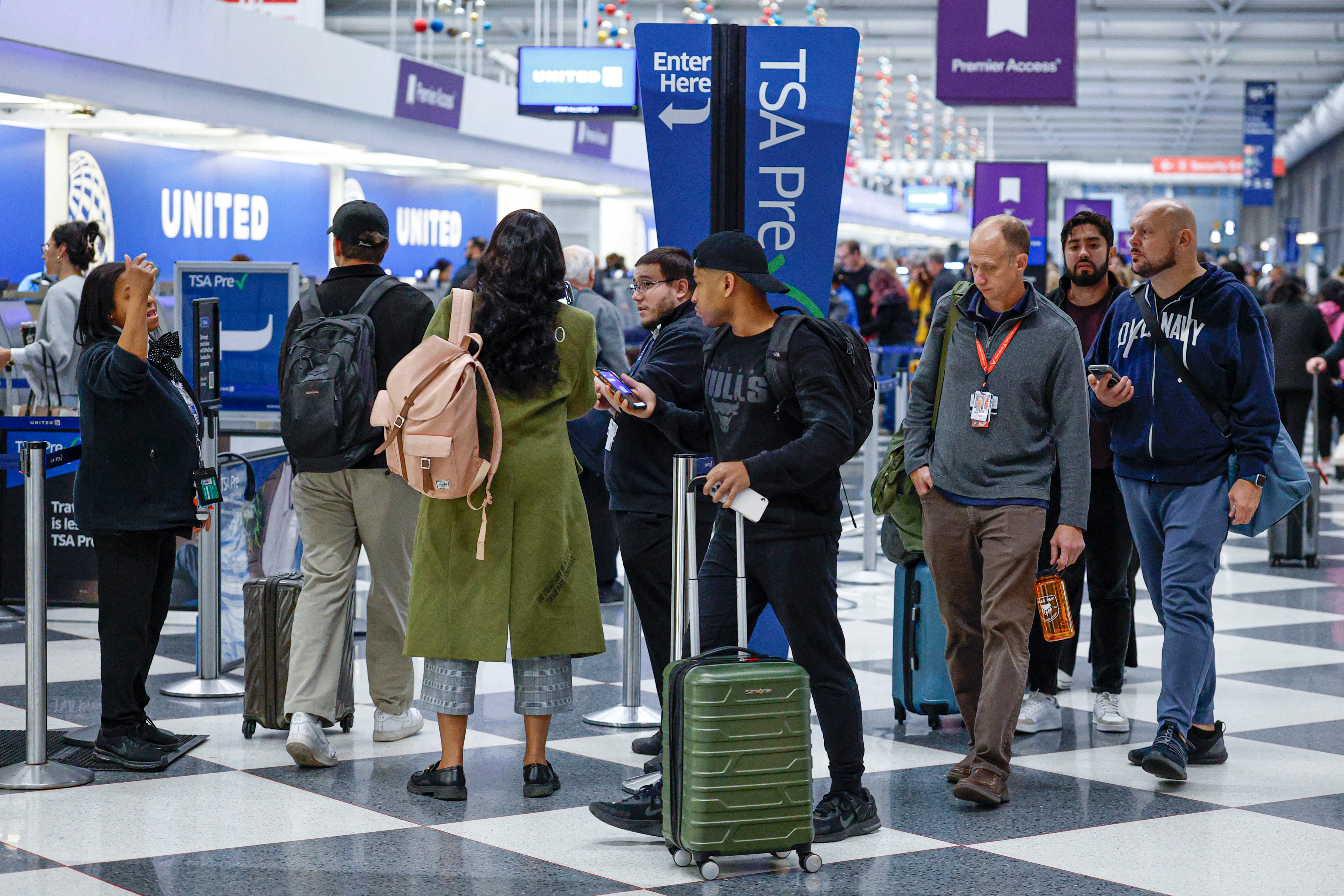 Viajeros hacen fila en un control de seguridad del Aeropuerto Internacional O'Hare de Chicago, Illinois, este 7 de noviembre. Fotografía: