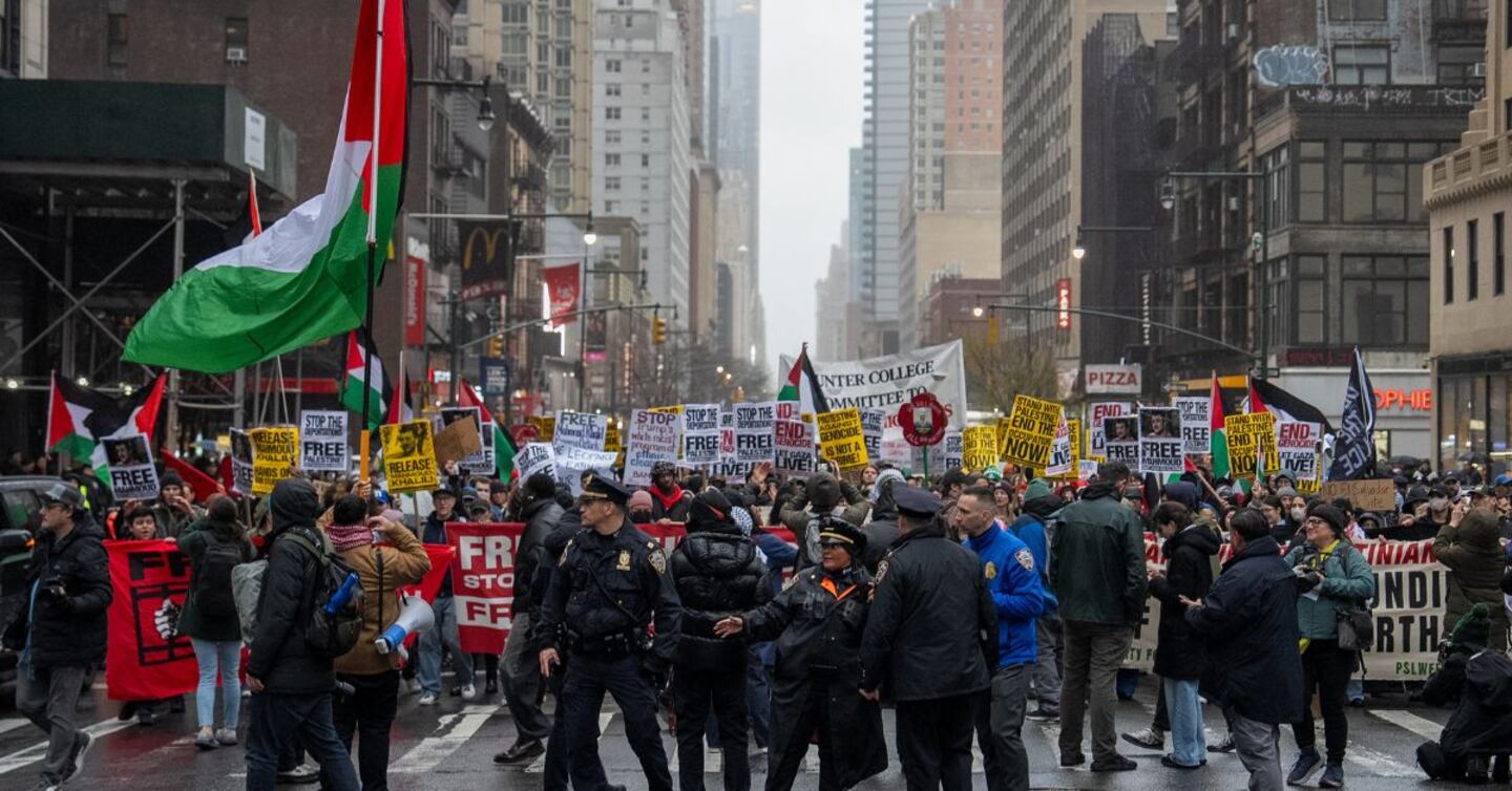 Grandes protestas en Nueva York contra políticas de Trump | El Financiero
