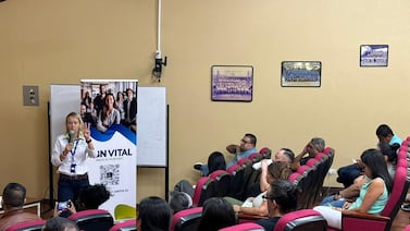 Estudiantes se preparan para un futuro financiero más seguro