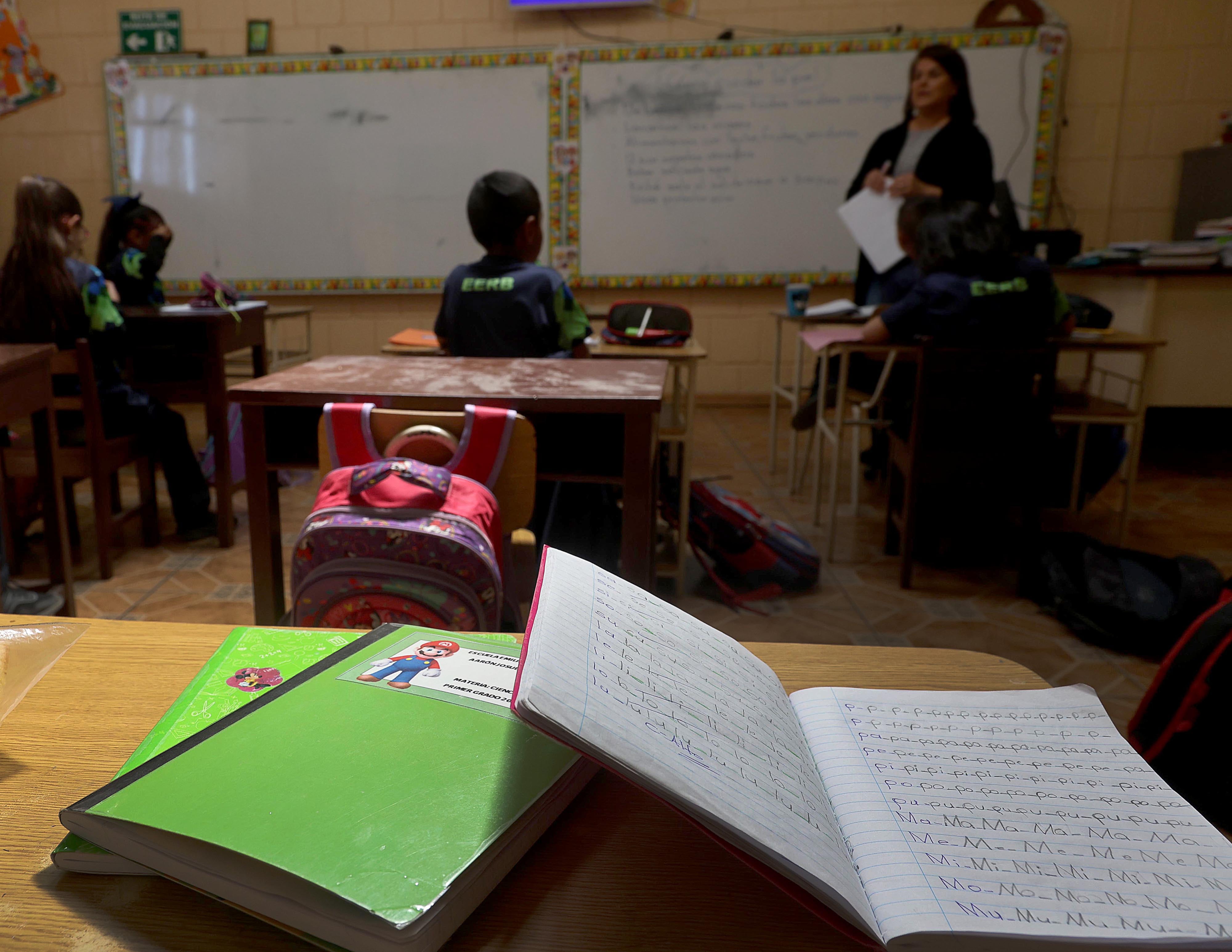 Maestra dando clases