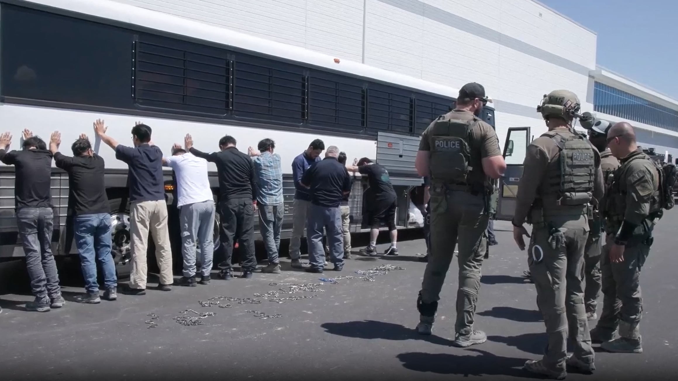 Esta captura de pantalla de un video distribuido por el Servicio de Inmigración y Control de Aduanas de los Estados Unidos (ICE) muestra a agentes federales ejecutando una operación de cumplimiento de la ley en una planta de baterías para vehículos eléctricos Hyundai-LG en Ellabell, Georgia, el 4 de septiembre de 2025. Los surcoreanos sospechosos de trabajar ilegalmente en los Estados Unidos fueron la mayoría de las 475 personas arrestadas en una redada en una planta de baterías Hyundai-LG que se está construyendo en el estado sureño de Georgia, dijo un funcionario estadounidense el 5 de septiembre de 2025. La redada se produjo mientras el presidente de los Estados Unidos, Donald Trump, toma medidas enérgicas contra los migrantes en todo el país, prometiendo llevar a cabo la mayor campaña de deportación en la historia de los Estados Unidos. (Foto de HANDOUT / Servicio de Inmigración y Control de Aduanas de EE. UU. / AFP) / USO EDITORIAL RESTRINGIDO - CRÉDITO OBLIGATORIO "FOTO AFP / SERVICIO DE ADUANA Y CONTROL DE INMIGRACIÓN DE EE. UU. (ICE)/ HANDOUT" - HANDOUT - SIN MARKETING NI CAMPAÑAS PUBLICITARIAS - DISTRIBUIDO COMO SERVICIO A CLIENTES