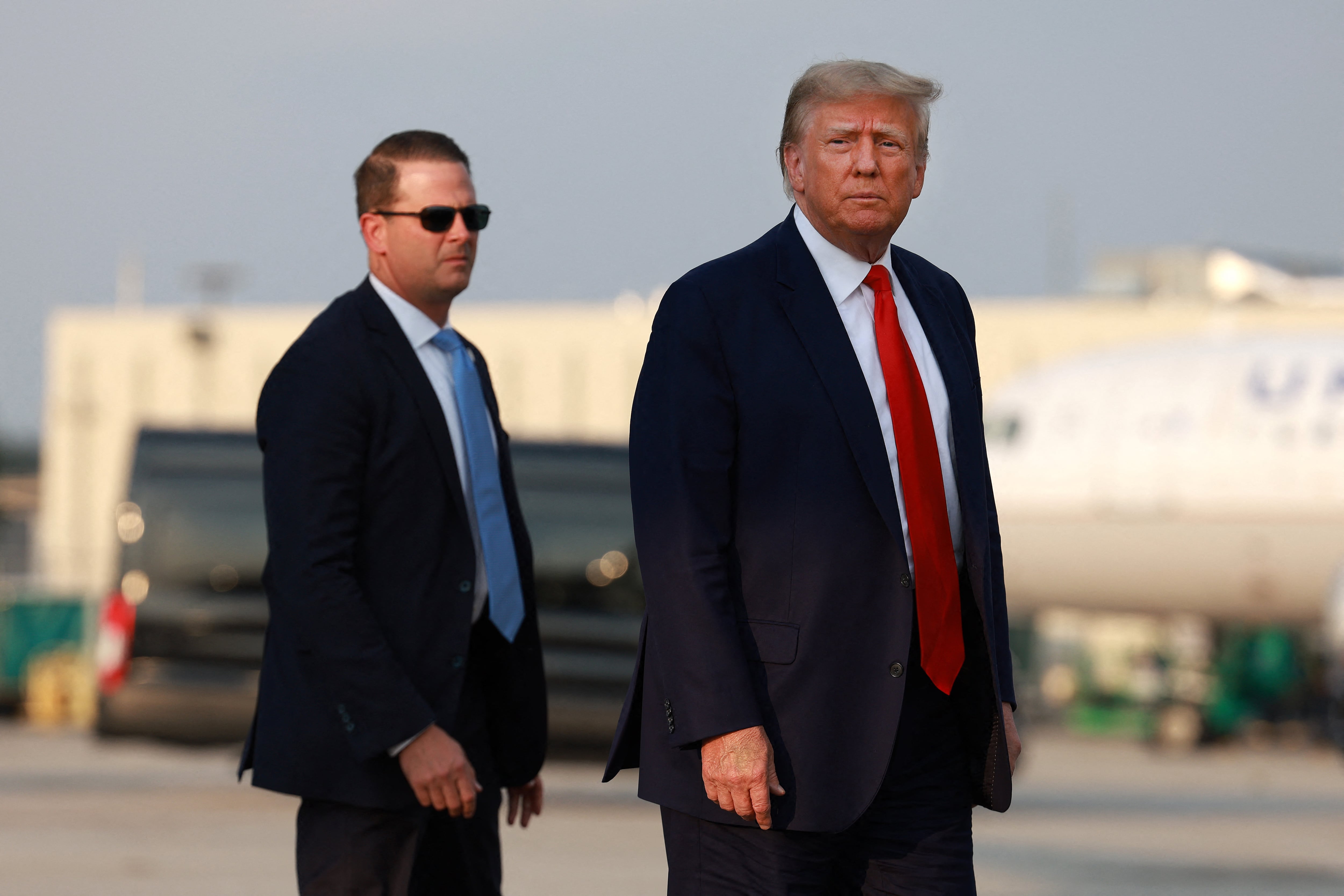 El expresidente estadounidense Donald Trump llega al Aeropuerto Internacional Hartsfield-Jackson de Atlanta. Trump se dirige a la cárcel del condado de Fulton, donde enfrentará varias acusaciones relacionadas con un presunto plan para anular los resultados de las elecciones presidenciale en Georgia.